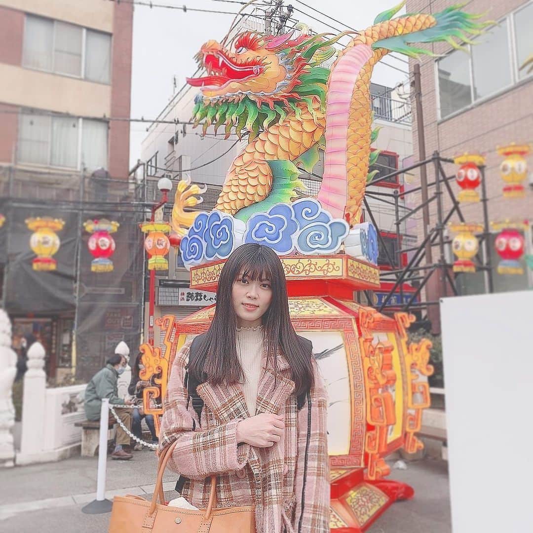 シュアン（施鈺萱）さんのインスタグラム写真 - (シュアン（施鈺萱）Instagram)「・ 第一次在春節的時候去 #橫濱中華街 很有過年氣氛🧨竟然還有小型燈節😳 很堅持的想讓pipi看一看這個燈節，還有她名字的桃子🍑燈飾🥰 感覺pipi也拍照拍的很開心☺️ 太好了❤️下次就帶她去台灣的看更厲害的☺️ ・ 初めて旧正月の時期に #横浜中華街 に行ってきた！ ランタンフェスティバルやってて、ぴぴに見せて欲しいなと思った🧨 楽しく写真撮りながら過ごした☺️二人とも写真撮るの好きだから☺️今度は台湾の本場のランタン祭りに連れてこうかな☺️ ・ #山下公園 #赤レンガ倉庫 #横浜 #ランタンフェスティバル #ランタン祭り #ランタン #中華街 #yokohama #japan」2月16日 12時58分 - ts_hsuan