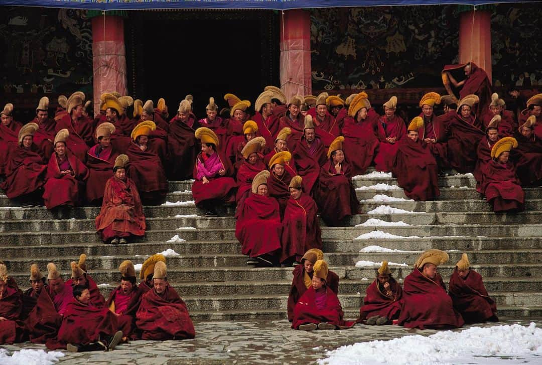 Michael Yamashitaのインスタグラム：「The Monlam Chenmo - meaning Great Prayer Festival, begins today and will last for 2 weeks. It is the grandest festival in Tibet with a history going back to 1409. In normal times, thousands of monks, pilgrims and nomads converge at temples and monasteries throughout the country to rejoice, make offerings and celebrate the life of Buddha.  For the monks at Labrang Monastery, the largest Tibetan Monastery outside of Lhasa, it’s a very special time when they all come together for praying, debating and performing religious rituals. Here are some scenes from a past Monlam. Who knows what this year’s will look like with travel restrictions and pandemic  protocols in place. #monlam #labrang #labrangmonastery #xiahe #tibetanmonastery #tibetanmonks」