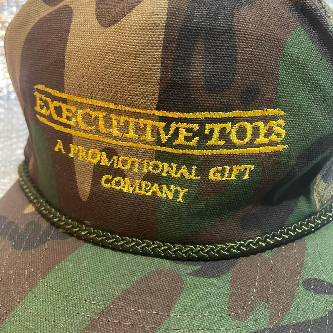 Dickies_projpのインスタグラム：「-USED- CAMOUFLAGE EXECTIVE TOYS  正統派ウッドランドカモのメッシュキャップ。ロゴ刺繍もEXECTIVE TOYSとアダルティーな雰囲気♫   あ、でもこれはいわゆる大人なおもちゃでは無く猟銃系な販促物っぽいですのであしからず。  プロフィールLINKにあるweb shopより購入も可能ですので宜しくお願いします♬  本日2/16(火)17時〜20時での営業ですので宜しくお願いします。  ↓店舗情報↓  Used Clothes & Books Shop 渋谷生業  渋谷区神南1-11-5 304 03-6427-8751  通常営業日時/火、水、木の17時〜20時  上記日時以外での来店は、予約制での受付けとなりますのでDMにてアポイントお願いします。  #渋谷生業 #ナリワイやーて〼 #古着屋 #vintageshop #渋谷 #原宿 #神南 #古着 #古本」