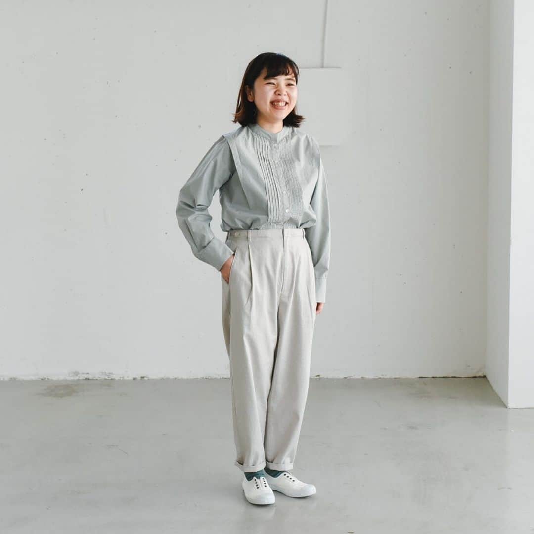 北欧、暮らしの道具店さんのインスタグラム写真 - (北欧、暮らしの道具店Instagram)「【着用レビュー】今年の「春いちボトムス」をスタッフがはいてみました！ . - - - - - - - - - - - - - - - - - - - - - - - - 今年も発売となりました、「春いちボトムス」。 お陰さまでたくさんのお客様に ご好評いただいており、 本当にありがとうございます◎  身長別の3サイズ展開で、 推奨身長は以下の通りです。  S：154cm以下 M：155〜164cm T：165cm以上  実際に試着したスタッフに 着用感について聞いてみましたので、 ぜひ参考にしていただき、ご自身にフィットするサイズを 見つけていただけたなら嬉しいです♪ . - - - - - - - - - - - - - - - - - - - - - - - - ■ スタッフ澁谷（155cm） . 【今回選んだサイズ】Mサイズ . 【普段の着用サイズ】 当店のボトムスの場合、Mサイズ。 無印やユニクロだとMサイズが多い。 . 「すっきり細身のものより、 リラックスしてはけるボトムスが好きで 普段からMサイズを選ぶことが多いです。  今回の春いちボトムスもMサイズを選びました。 ウエストぴったりではいて、 裾を1ロールするのが私にはちょうど良かったです。  Sサイズも試着してみましたが、 ウエストではくと丈が短く感じました。  Mサイズはウエストや腰回りが Sサイズより一回り大きくなる印象ですが、 裾に向かってすっきりとしたシルエットのおかげで だぼっとした印象にはなりませんでした。  あとトップスをインしても 腰回りがもたつかないのもいいですね。  ロールアップも楽しみたい方や、 ゆったりがお好みの方はMサイズがおすすめです」 . . ーーー 掲載のアイテムはこちら▼ ーーー . ボトムス： ☑️ 春いちボトムス2021（Sサイズ / Mサイズ / Tサイズ） . ※ その他、スタイリングに使用したアイテムは、 スタッフやスタイリストの私物になります。 - - - - - - - - - - - - - - - - - -  . ▶ その他の商品詳細をお知りになりたい場合は、 プロフィールに掲載の、 当店お問い合わせメールまでご連絡ください。 . ▶︎ 商品ページでもそれぞれの色の おすすめコーディネートをご紹介しています。 プロフィールのリンク→@hokuoh_kurashi をご覧になってみてくださいね。 . #KURASHIandTripsPUBLISHING#KURASHIandTrips#fashion#coordinate#春いちボトムス#春いちボトムス2021#春コーデ#今日のコーデ#春#靴下#ボトムス#ボトム#パンツコーデ#ファッション#コーデ#コーディネート#シンプルコーデ#今日のコーデ#シンプル#シンプルライフ#シンプルデザイン#暮らしを楽しむ#日々の暮らし#北欧#暮らし#北欧暮らしの道具店」2月16日 12時52分 - hokuoh_kurashi