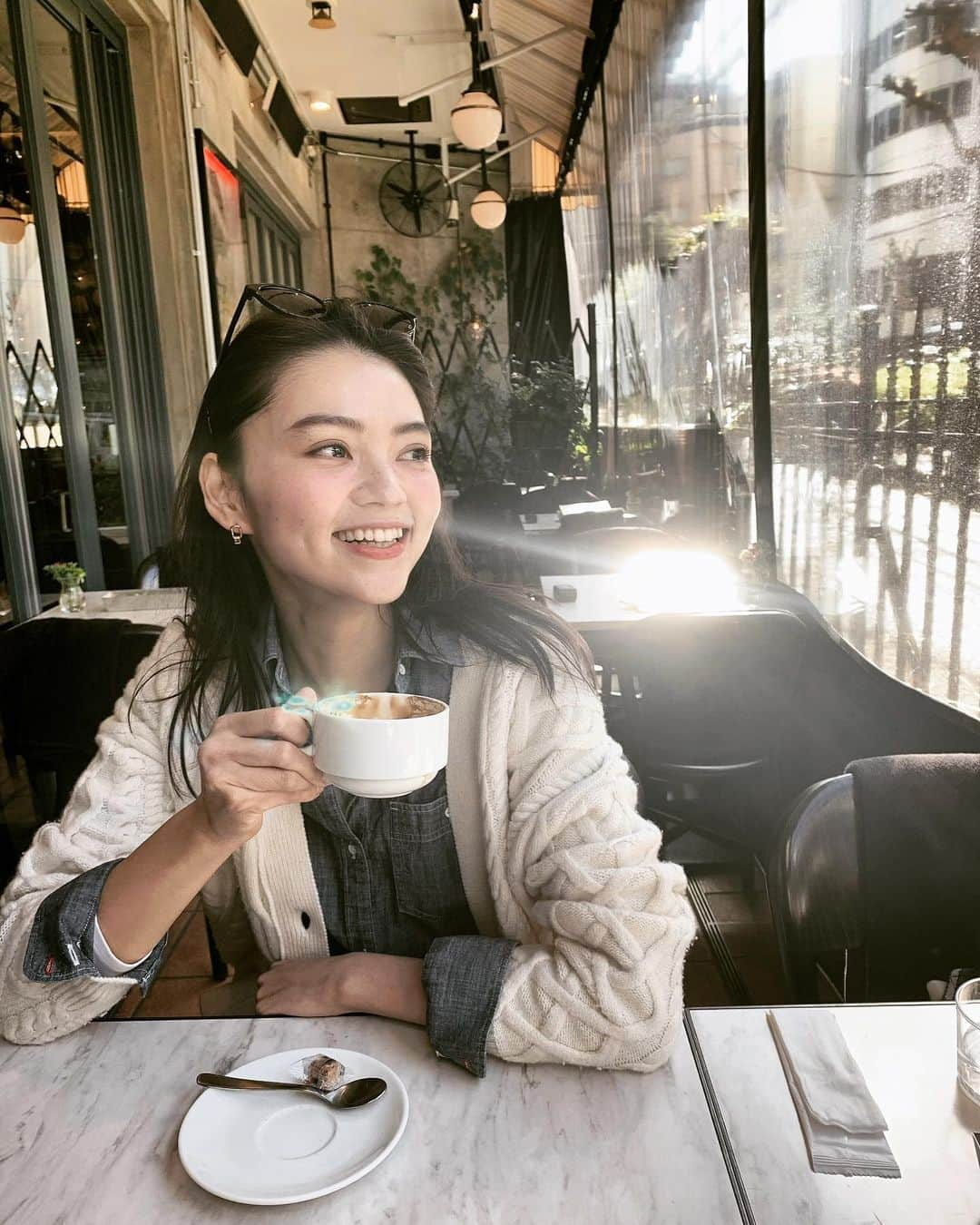 高原愛のインスタグラム：「後ろから神々しい光が差し込んだ😄✨✨✨ 天気が良い日は気分がウキウキ💓天気に左右される私の性格😙✌️そんな日はモモのお散歩もいつもより多めになります🐕🐶🐕歯のホワイトニングしたいなぁ☺️  #tokyocafe#cafe#coffee#coffeetime#relax#happy#time#smile#holiday#カフェ#東京カフェ#カフェ巡り#コーヒー#コーヒータイム#休日#休日コーデ#💓」