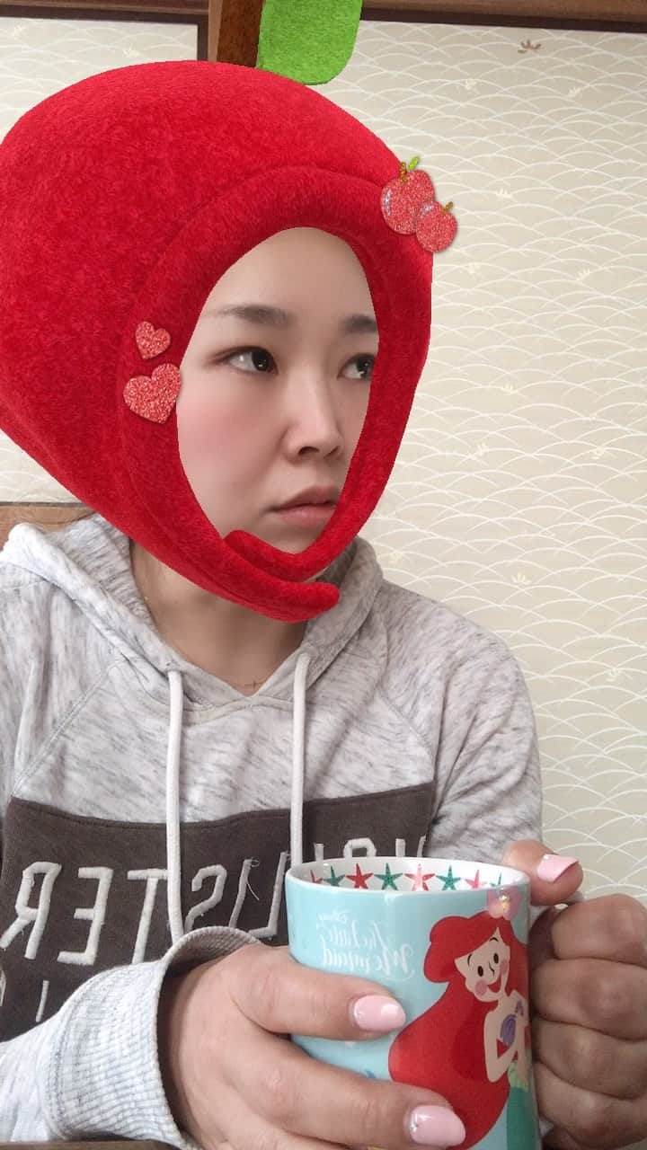 EMYのインスタグラム：「久しぶりに近所のお友達がお届けものついでにお茶して帰ったら。。。  合言葉は「早く温泉行きたいわよねぇ♨️❤️」「つまんないわぁ❤️😆」  もはや本当につまらないのか謎です👼🏻」