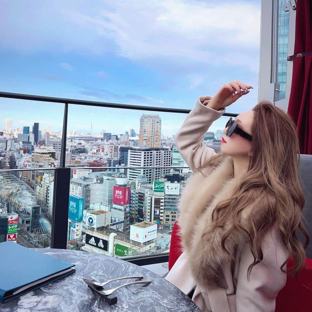 HIMEKAのインスタグラム：「. . ルーフトップのお店大好き🖖🏻❤️笑 シンガポールのセラビには勝てん🤫 . . #ćelave」