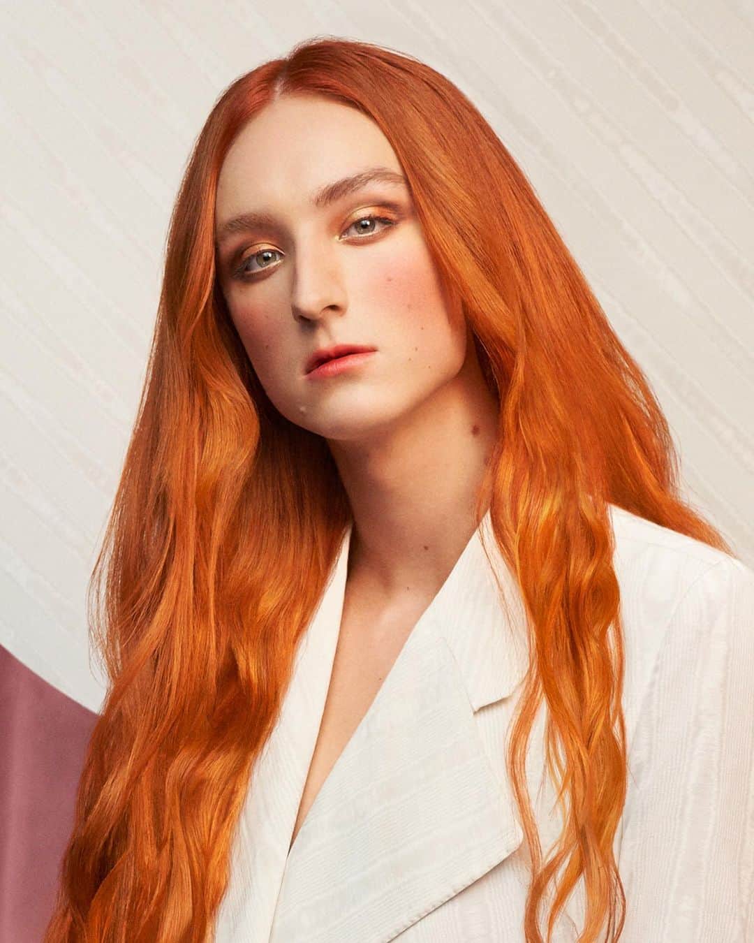 M∙A∙C Cosmetics Japanのインスタグラム：「ジェンダーフルイッドのファッションデザイナー、ハリス・リード @harris_reed との限定コレクション💄 ㅤ メイクを通じて堂々と自分らしさを表現できる楽しさを感じられるような製品がラインアップ🎨   柔らかいビクトリア朝のピンクや、メタリックに仕上げるグラムロックな印象など、アイ・リップ・フェイスに自分らしくカラーを取り入れて✨   *2月18日(木) 公式オンラインショップ先行発売 *2月19日(金) 全国発売   #MACHARRISREED #HARRISREED #MACハリスリード #ハリスリード」