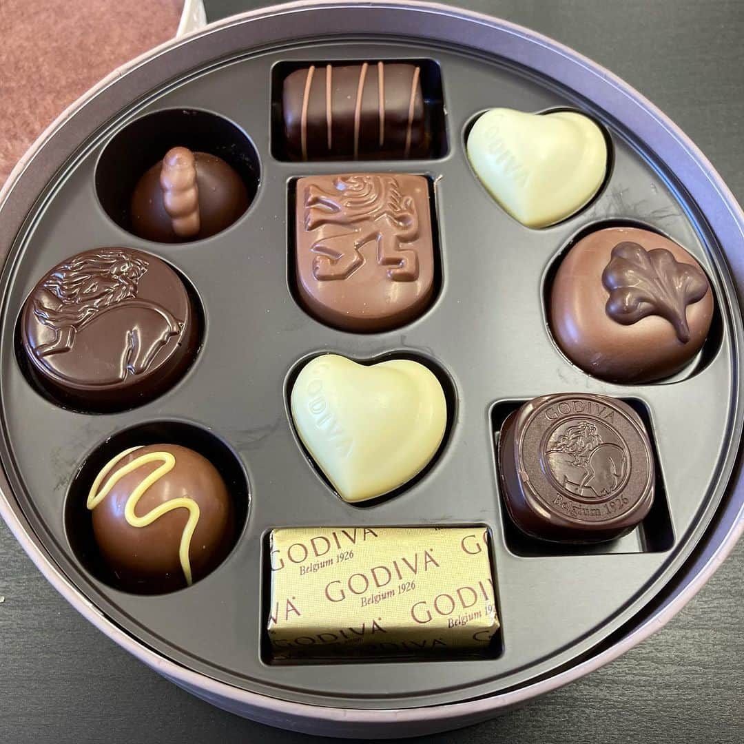 のインスタグラム：「お気に入りに登録。#godiva  #ビターの季節」