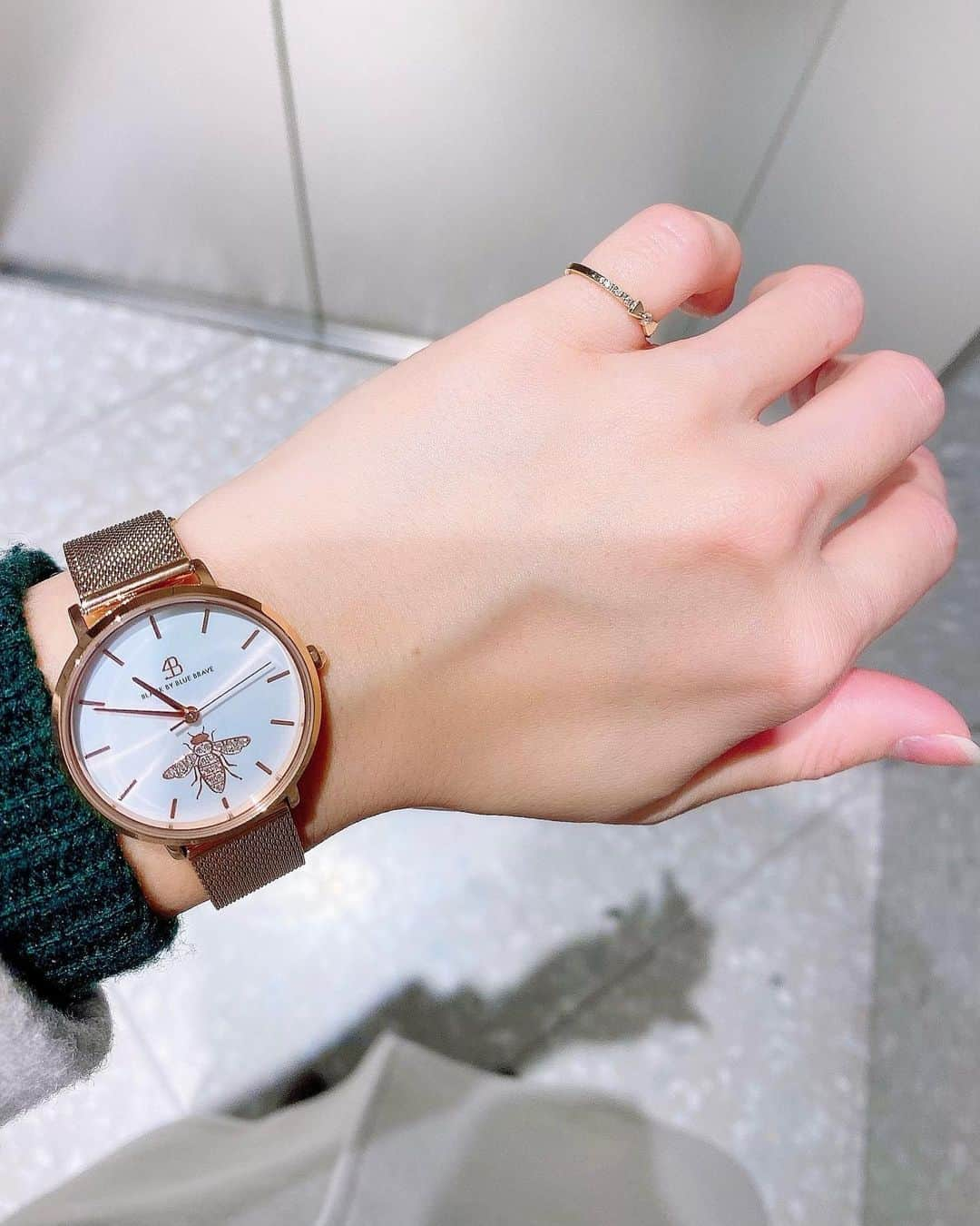 Alyssaさんのインスタグラム写真 - (AlyssaInstagram)「@4bwatches_japan さんの新しい腕時計⌚️ 幸運の象徴、ミツバチモチーフにしてみました🐝✨ 見るたびに癒される☺️  クーポンカード【alyssbi30】 記載いただくと10%OFF です❤️ (2022.2.9まで)  3枚目　スカート @tonal ハリがある素材でオフィスにピッタリ👗❤️ くすみピンク具合も好きだわぁ☺️  #4bwatches #腕時計 #時計　#手元倶楽部#blackbybruebrave #バレンタインギフト #tonal #トーナル」2月16日 12時56分 - alyssa_golf