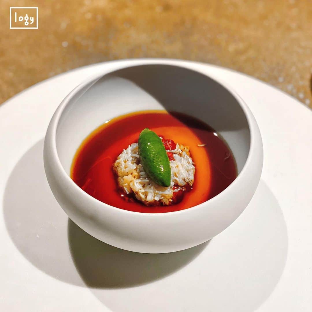4foodie, for foodieさんのインスタグラム写真 - (4foodie, for foodieInstagram)「📍Taipei, Taiwan logy / Tasting Menu / $3750 美味程度：🌕🌕🌕🌕🌗 環境衛生：🌕🌕🌕🌕🌕 服務態度：🌕🌕🌕🌕🌕 再訪意願：🌕🌕🌕🌕🌕 🗺台北市大安區安和路一段109巷6號 🚇捷運信義安和站2號出口 ☎(02)2700-0509 ⏰週一週二公休  週三至週日12:00-15:00  18:00-22:30 🍽2021.02.05到訪用餐 💡補充💡主廚為來自日本北海道的田原諒悟，來到台灣後在台灣尋找著在地食材，並用自身技巧，發揮創作✨這次總共有10道菜，包含7道鹹點與3道甜品😋這次菜單保留了上一季我最愛的鰻魚😍😍😍超開心❤️鰻魚料理除了在上一季菜單有吃到之外在off menu活動也有改版亮相😉主菜為鴨肉，鴨皮酥又脆，肉質鮮嫩👌🏻甜點則以枇杷做結尾，清甜解膩(˶‾᷄ ⁻̫ ‾᷅˵) #4foodie #4foodie信義安和站 #台北美食 #信義安和美食 #米其林美食 #台北米其林 #logy #michelinguide #米其林二星 #4foodieluxe #4foodie米其林#taipei #米其林指南 #taipeifood #taipeitravel #taiwanfood #taiwanesefood ©️版權所有，不得轉載copyrights reserved」2月16日 13時01分 - 4foodie