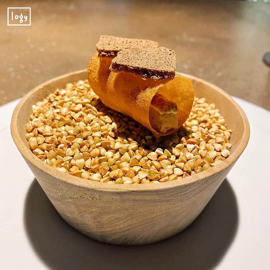 4foodie, for foodieさんのインスタグラム写真 - (4foodie, for foodieInstagram)「📍Taipei, Taiwan logy / Tasting Menu / $3750 美味程度：🌕🌕🌕🌕🌗 環境衛生：🌕🌕🌕🌕🌕 服務態度：🌕🌕🌕🌕🌕 再訪意願：🌕🌕🌕🌕🌕 🗺台北市大安區安和路一段109巷6號 🚇捷運信義安和站2號出口 ☎(02)2700-0509 ⏰週一週二公休  週三至週日12:00-15:00  18:00-22:30 🍽2021.02.05到訪用餐 💡補充💡主廚為來自日本北海道的田原諒悟，來到台灣後在台灣尋找著在地食材，並用自身技巧，發揮創作✨這次總共有10道菜，包含7道鹹點與3道甜品😋這次菜單保留了上一季我最愛的鰻魚😍😍😍超開心❤️鰻魚料理除了在上一季菜單有吃到之外在off menu活動也有改版亮相😉主菜為鴨肉，鴨皮酥又脆，肉質鮮嫩👌🏻甜點則以枇杷做結尾，清甜解膩(˶‾᷄ ⁻̫ ‾᷅˵) #4foodie #4foodie信義安和站 #台北美食 #信義安和美食 #米其林美食 #台北米其林 #logy #michelinguide #米其林二星 #4foodieluxe #4foodie米其林#taipei #米其林指南 #taipeifood #taipeitravel #taiwanfood #taiwanesefood ©️版權所有，不得轉載copyrights reserved」2月16日 13時01分 - 4foodie
