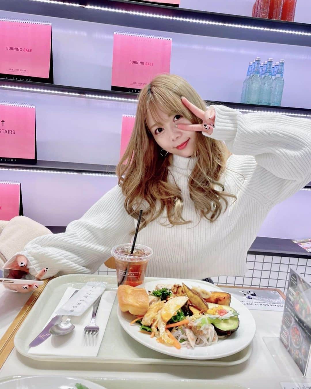 西村季里子のインスタグラム：「・  city shopのサラダデリ 久しぶりに食べれた😫❤️❤️  毎回毎回デリの種類が 美味しいものに更新されてて もう困っちゃうよ…🥺🥗  いつも行ってたサラダ屋さんが ずっとお休みしてて、 最近ランチの楽しみが無くなってたから 久しぶりに野菜たくさん食べられて 大満足🥬🥦🥒  りさまるが痩せてさらに可愛くなってて 刺激受けた😤✨✨✨ わたしは何も努力できてなくて とても反省した…頑張ろう…  #cityshop#デリ#サラダ#ランチ #渋谷ランチ#青山#lunch#野菜 #ダイエット#美容#痩せたい #金髪#ヘアカラー#ブリーチ #follow#followｍe」