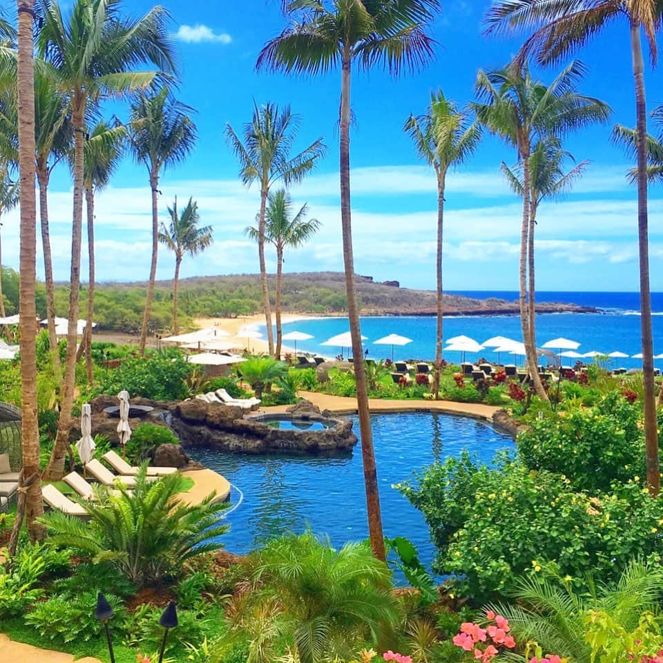 三浦マキのインスタグラム：「My fave hotel in Hawaii...Four seasons Resort Lanai.Beautiful&peaceful.  ハワイ全島の中で、個人的に一番好きなホテル。 ラナイ島にある　@fourseasons   小さな島、ラナイ島。 そこにはこの極上ホテルのみ。  落ち着いたら、また行きたいなぁ…🌸  詳しくは @northmall_com のコラムにて✈️  #fourseasons #fourseasonshotel #lanai #fourseasonslanai  #hawaii」