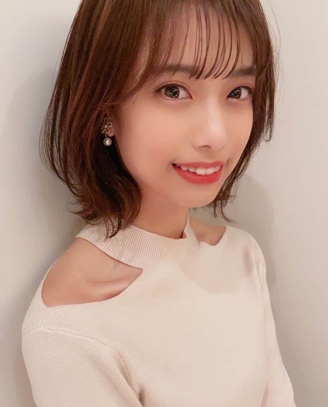 岡本尚子さんのインスタグラム写真 - (岡本尚子Instagram)「DECOのホヅミさんに素敵な髪色にしてもらいました〜😭👏 . 久々に黒髪じゃないの！！笑 . #ヘアカラー #カラー #美容室 #ヘアセット #ショートヘア #ショートカラー #ショートスタイル #スタイリング #deco #渋谷　#レディアゼル #redyazel #ootd」2月16日 13時05分 - naoko_04_04