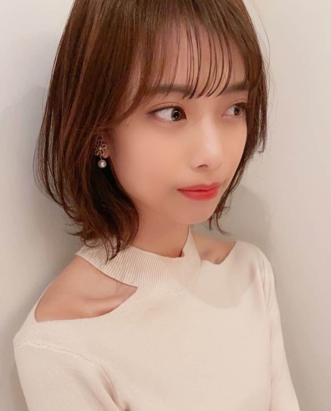 岡本尚子さんのインスタグラム写真 - (岡本尚子Instagram)「DECOのホヅミさんに素敵な髪色にしてもらいました〜😭👏 . 久々に黒髪じゃないの！！笑 . #ヘアカラー #カラー #美容室 #ヘアセット #ショートヘア #ショートカラー #ショートスタイル #スタイリング #deco #渋谷　#レディアゼル #redyazel #ootd」2月16日 13時05分 - naoko_04_04