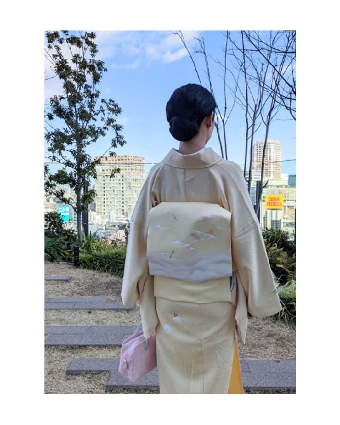 川村亜紀さんのインスタグラム写真 - (川村亜紀Instagram)「天使のお柄の帯👼 雲の上に天使の輪や弓矢が浮いています。 こういう遊び心も好きです。  #kimono #kimonocordinate #japanesekimono #japanesetradition #beautifultradition #lovekimono  #instakimono  #日本の伝統 #美しい伝統 #守るべきもの #日本の美  #お着物と帯 #組み合わせ #楽しい #お着物の魅力  #小紋 #絞りの小紋 #名古屋帯 #長吉呉服店 さん #利休バッグ #丸山邸  #亜紀の和装記録」2月16日 13時24分 - _aki1015_