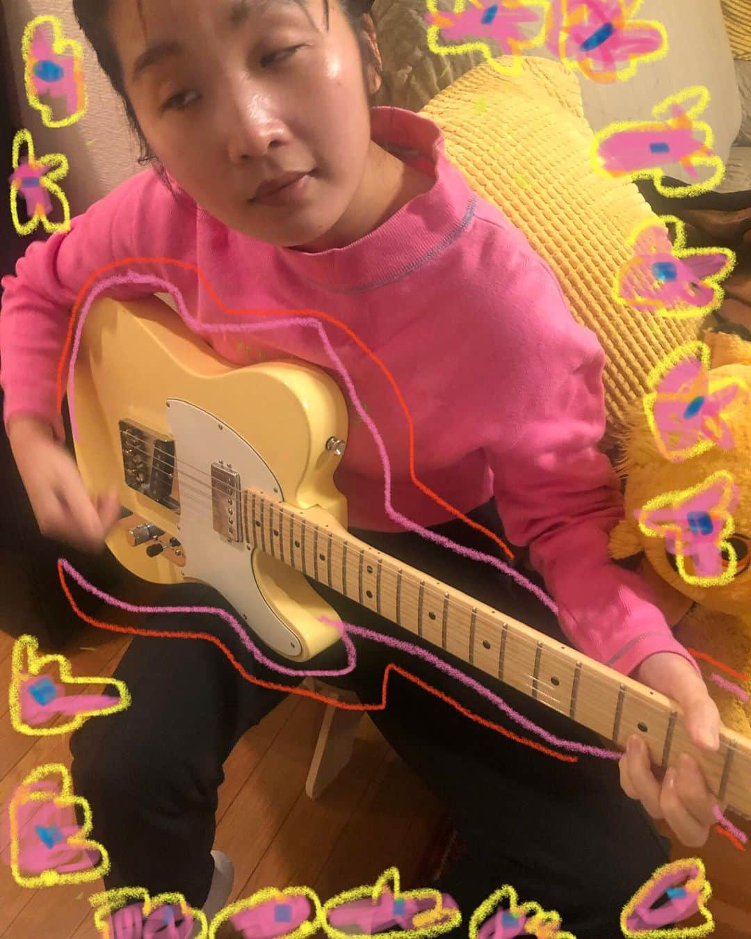 マナさんのインスタグラム写真 - (マナInstagram)「MANA is practicing the guitar🌏✌️ I want to play like a KANA⭐︎❤️ I'll do my BEST❤️💟❤️ カナのように弾きたいマナです⭐︎💟  #guitar #manakana #twins #chai #双子　#マナカナ」2月16日 13時17分 - chaimanakana3333