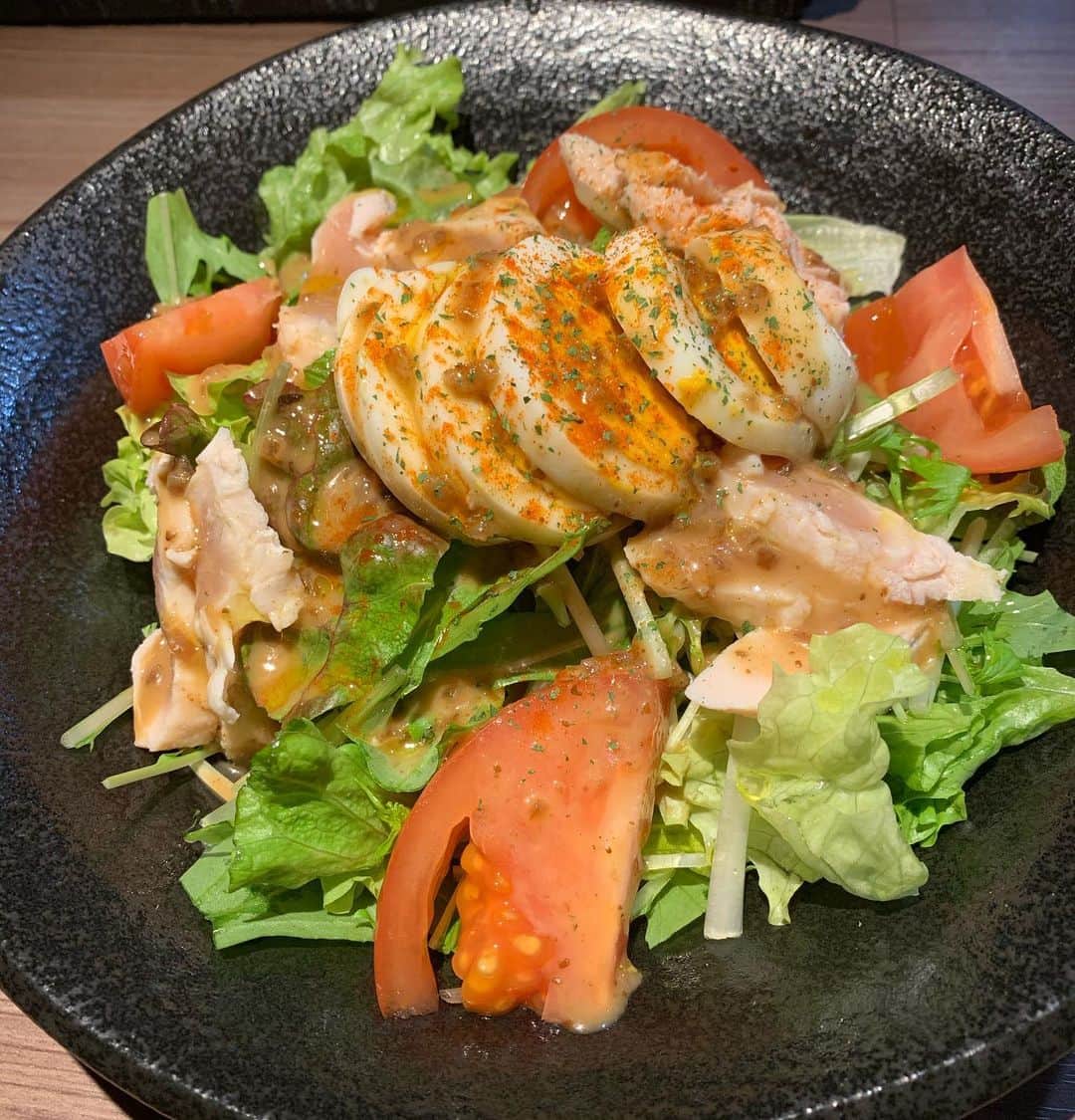 池田真一のインスタグラム：「こっちこっち〜でタンパク質多めのサラダ食べれるよー！ めちゃくちゃ美味しいよ！！！！！ ダイエット中の人は是非！！！！！」