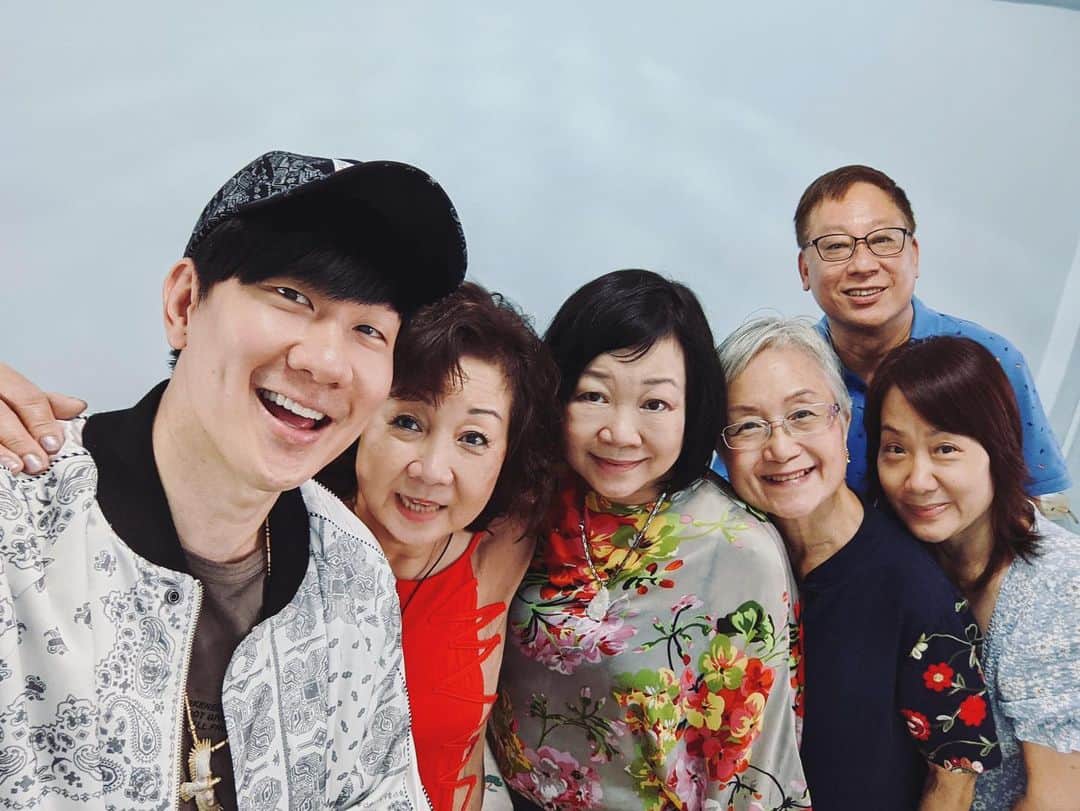 林俊傑のインスタグラム：「陪媽媽回娘家！Cherish.  #happychinesenewyear」