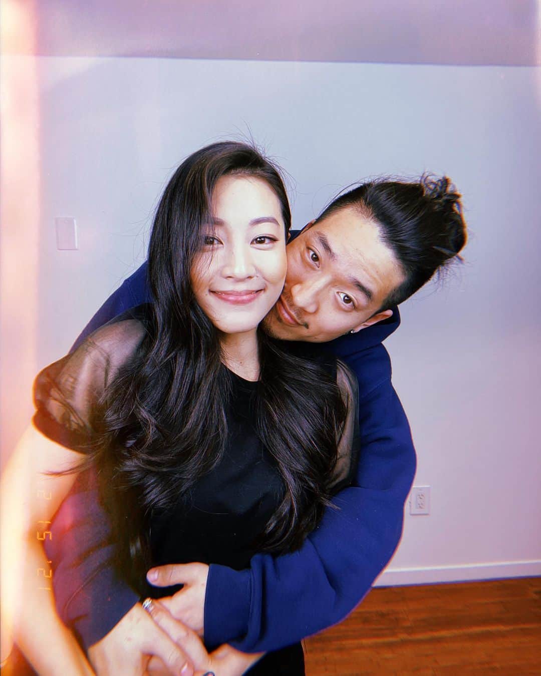 のインスタグラム：「This time last year I was alone, in quarantine & miserable. Who woulda thought a year later... Thank you @junoflo for making Valentine’s Day so memorable! I was totally surprised & felt like a princess for the day 😽 Quick staycation, then self-tape auditions all day. You da best!!! Thanks for even making work feel fun! Let’s eat 😋」