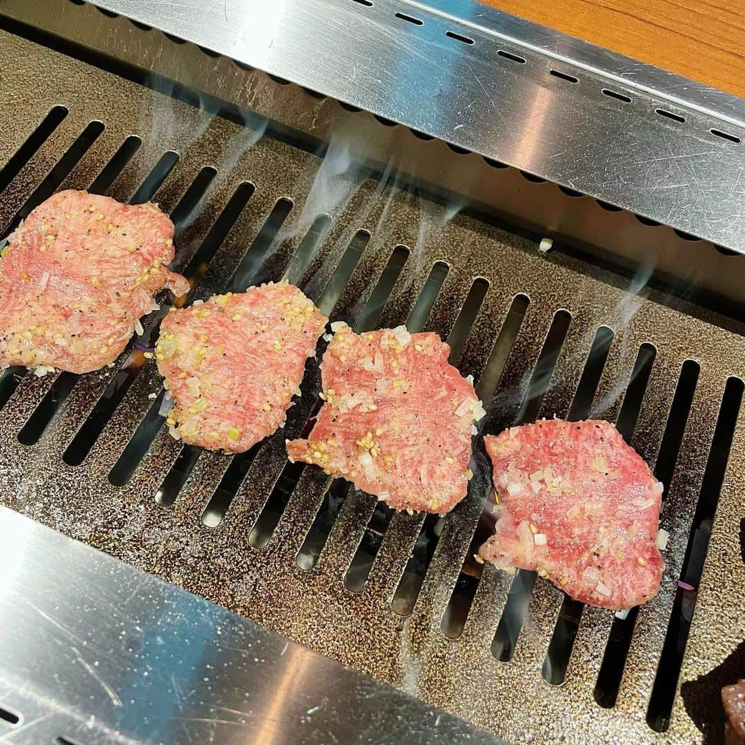 越智ゆらの（ゆらゆら）さんのインスタグラム写真 - (越智ゆらの（ゆらゆら）Instagram)「久々に焼肉食べたよ 前に一度イマドキのロケで行ってからおいしすぎてよくいく #うしごろ　🐄  まだそんなに外出できないから たまに外で食べる時は 思いっきり贅沢したいよね  #ushigoro #うしごろ表参道店」2月16日 13時22分 - yula1018