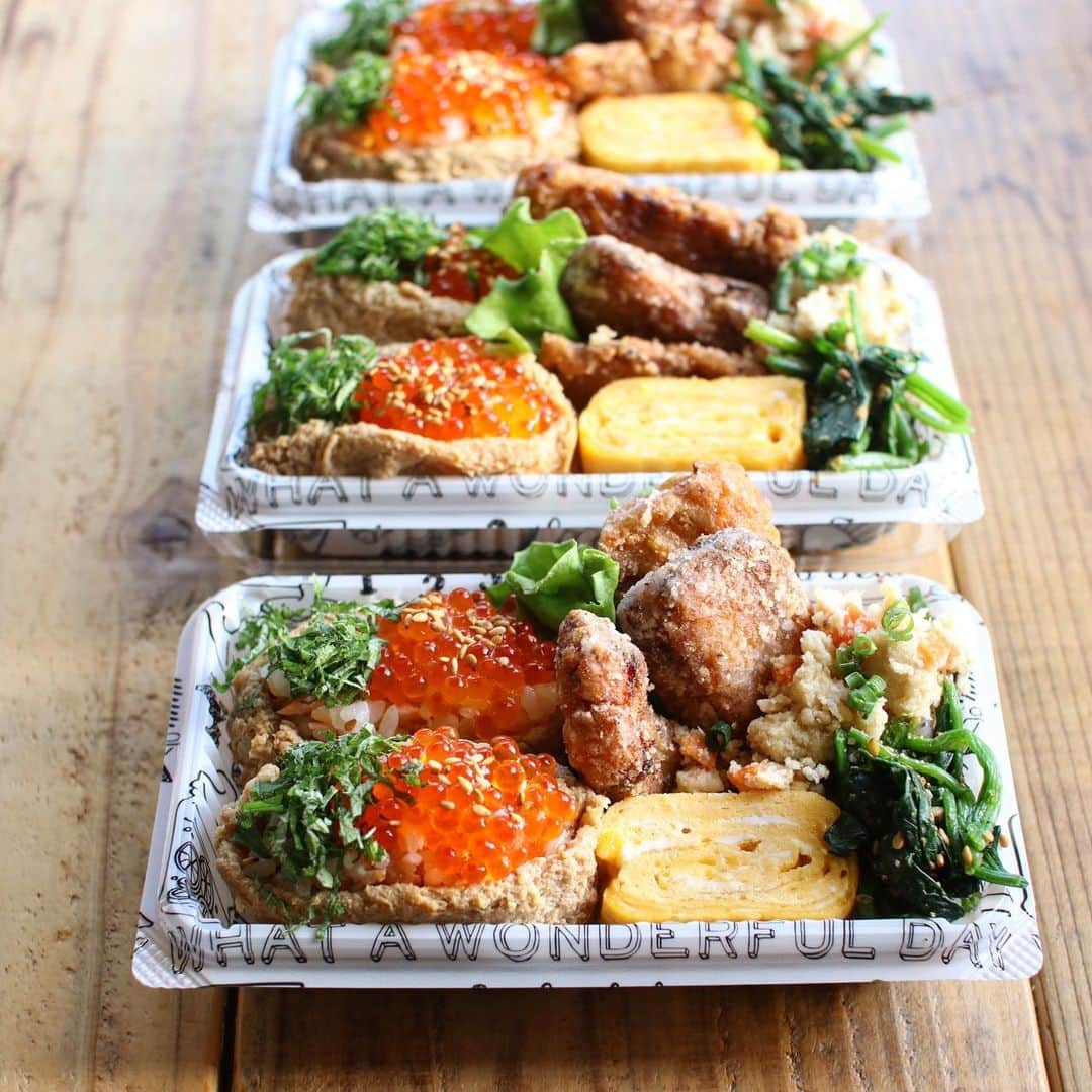 Atsukoのインスタグラム：「今日のお弁当 2021.02.16  いくらのせお稲荷さん マグロの竜田揚げ 卵焼き おからの炊いたの ほうれん草胡麻和え  載せ忘れけど豚汁付き♥️  お稲荷さんの中身は鮭混ぜてあるので、親子稲荷✨😋 今日はお魚中心でヘルシーに。 おからと豚汁にお肉少しだけはいってます。 毎日お魚中心メニューにしたいけど、ちょっと難しいか🙄お肉と加工品をなるべくとらない食事にしたいなぁ。。  最近寝不足気味😭 今朝も起きたら6時半！！ ご飯タイマーかけといてよかった🤣 明日は休みだから少しゆっくりしよ。」
