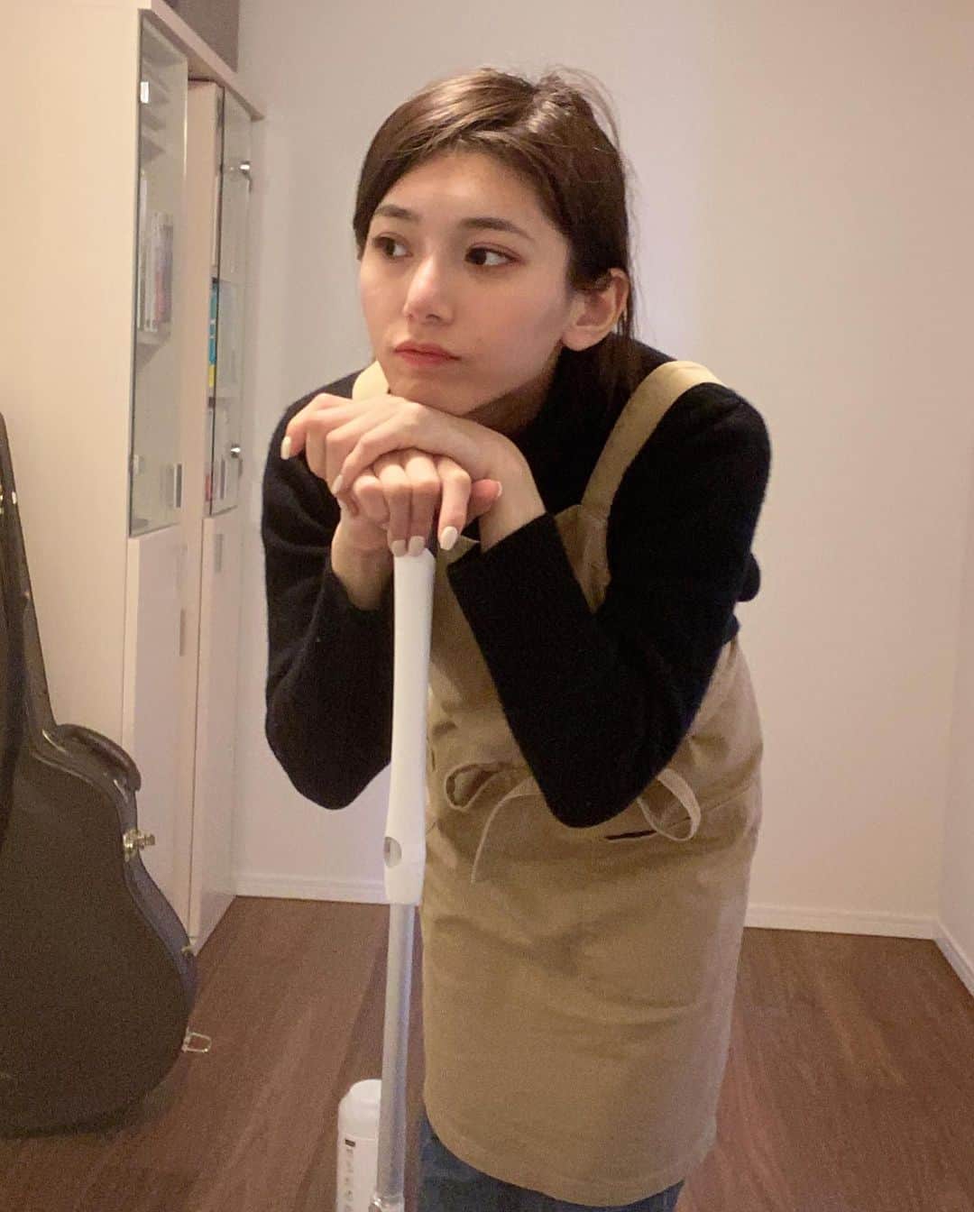 菊池梨沙のインスタグラム：「毎日朝は早く起きてコーヒーを飲み、化粧をして綺麗な洋服でファミリーを起こす…はい、無理でした。 ギリギリまで寝て起きたらボサボサすっぴんでご飯作ってレッツ掃除…  理想はなかなか難しい…現実とは…悲しい」