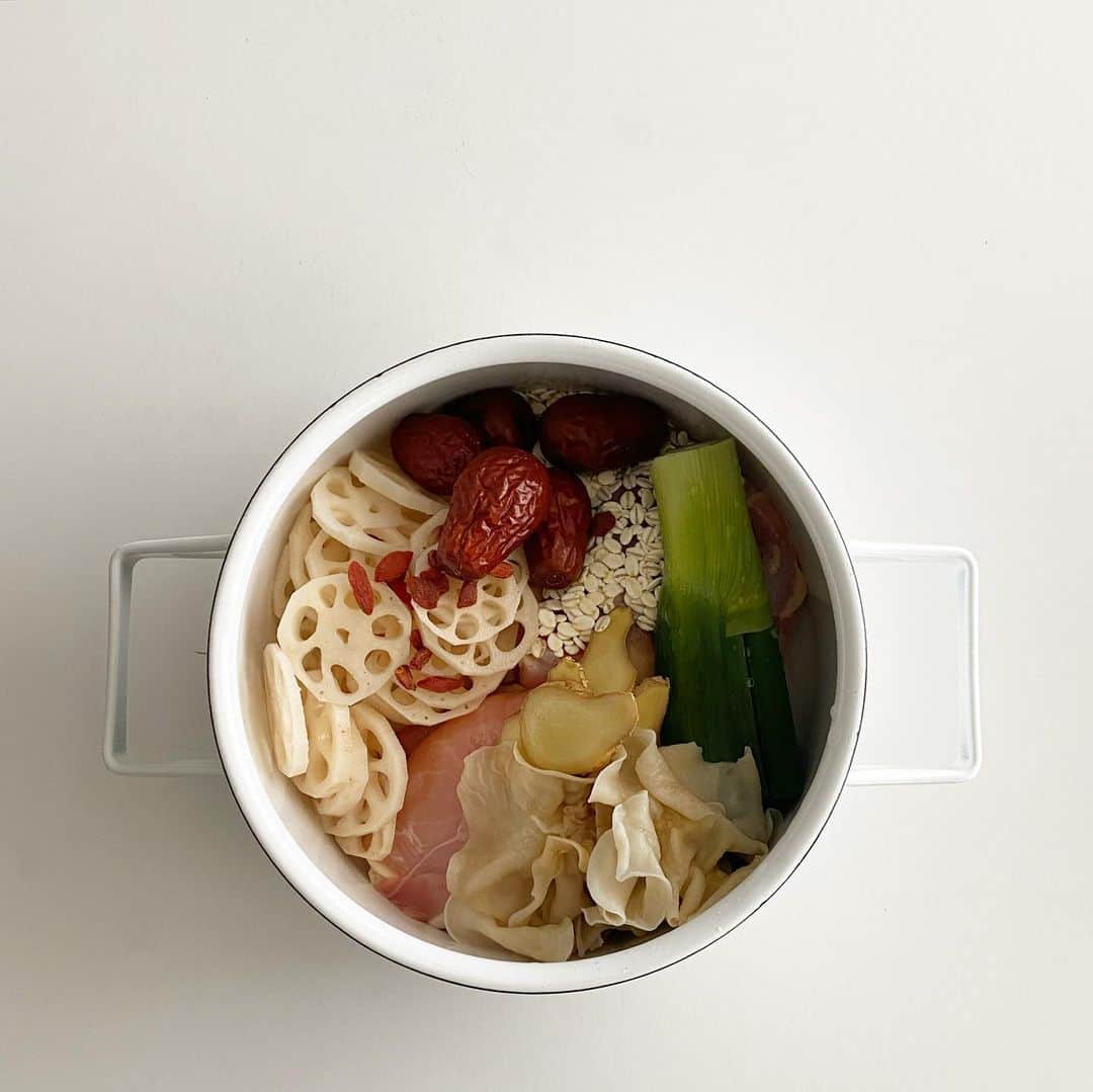 伊藤まさこのインスタグラム：「鶏もも肉一枚と蓮根の薄切り、戻した白木耳、枸杞の実、棗、押麦、長ネギの青い部分、しょうがの薄切りを鍋に入れ水を注いで火にかけること30分。仕上げに塩と白胡椒で味を整えたら滋味深いスープのできあがり。温かいものってほんとありがたいなと思う。このスープ、我が家は朝ごはんに食べることが多い。前の晩に鍋に水以外の材料を入れるところまで準備(1枚目の写真)しておくとらくちんです。」