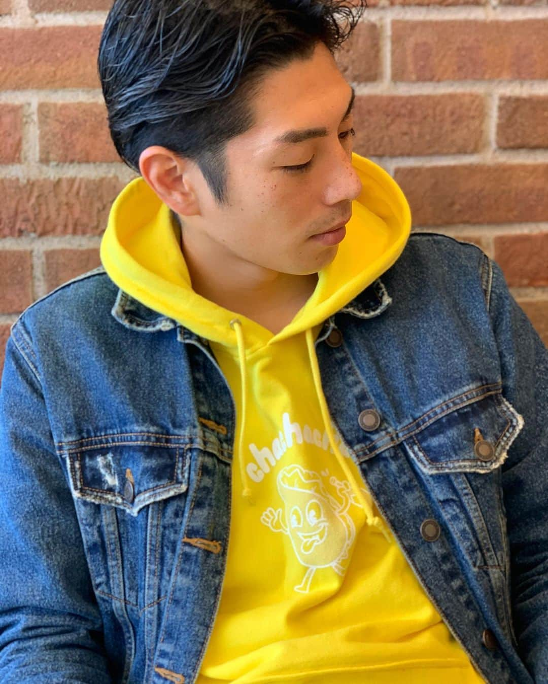 瀧澤博人のインスタグラム：「#parker #fashion #denimjacket #パーカー #デニムジャケット #ファッション #gジャン #casabine #chachacha @casabine_chachacha #着ると意外に馴染む #黄色のパーカー #マイメンに感謝」