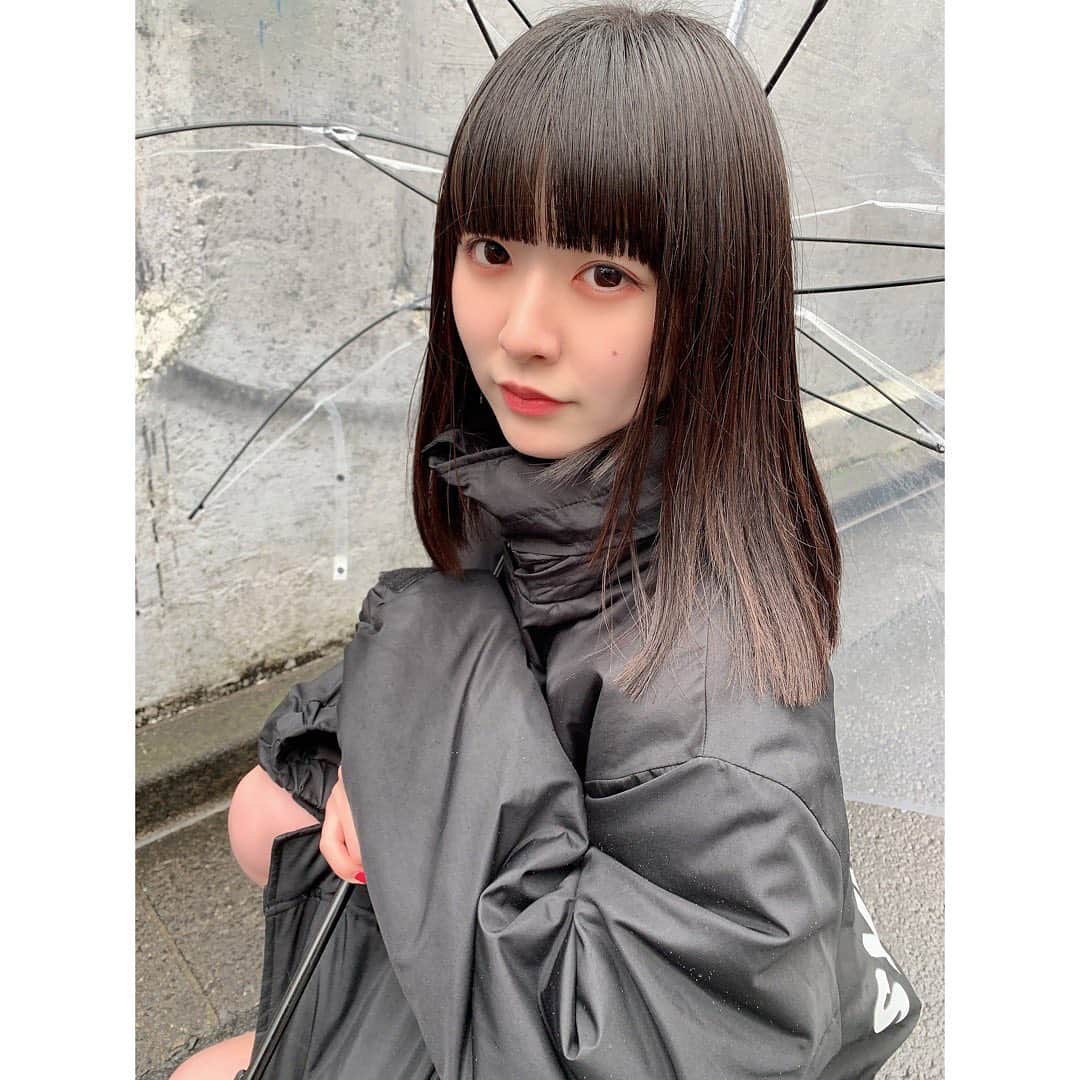 橋本美桜のインスタグラム：「雨が傘にあたる音ってなんかいいですよね☔」