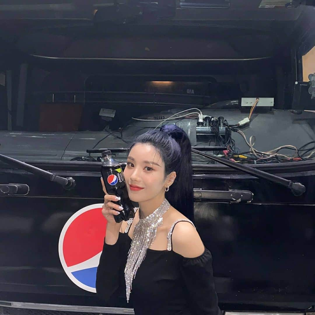 IZ*ONEさんのインスタグラム写真 - (IZ*ONEInstagram)「다같이 펩시 Go❤💙  みんな一緒に Pepsi Go❤💙  #은비 #ウンビ #IZONE #아이즈원 #アイズワン」2月16日 13時50分 - official_izone