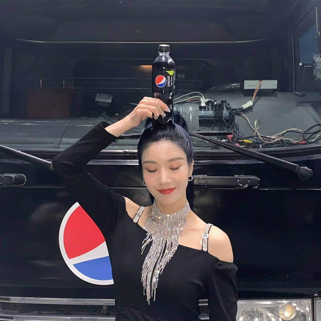 IZ*ONEさんのインスタグラム写真 - (IZ*ONEInstagram)「다같이 펩시 Go❤💙  みんな一緒に Pepsi Go❤💙  #은비 #ウンビ #IZONE #아이즈원 #アイズワン」2月16日 13時50分 - official_izone