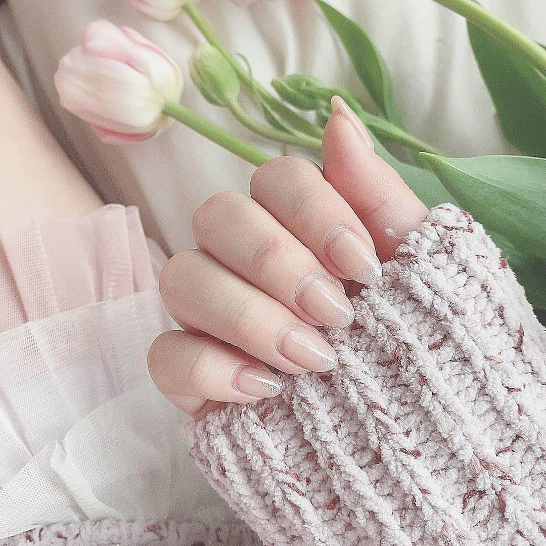 清家麻里奈のインスタグラム：「仕事のためにNew nail💅シンプル目なやつ✨シンプルだけど先はキラキラでかわいいよ💗撮影落ち着いたらまた違うデザイン楽しもう💕 @cherish_nail  さんでいつもお願いしています🙇‍♂️💕  #ネイル　#nail  #シンプルネイル　#三宮ネイルサロン」