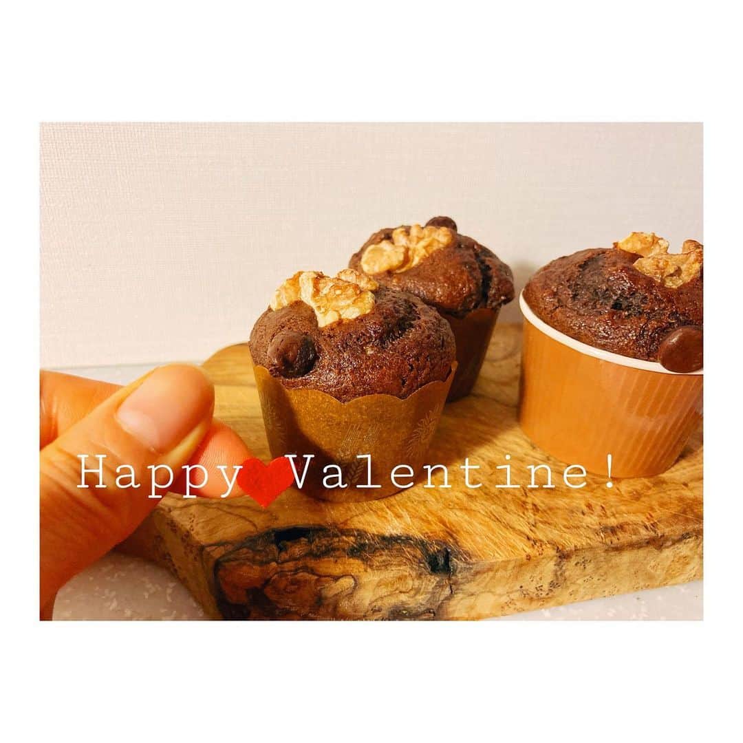 ソニン クッキングのインスタグラム：「. #SonimBaking Valentine’s sweet.🍫  Double Chocolate Banana muffins.🍌💕  当日も前日も公演日だったので 休演日にサクッと朝作ってみました＊  これ、実は今度発売する本のオリジナルレシピで紹介しています！ そこでは生地がプレーンですが10%の粉をココアに変えるだけ。 めっちゃ簡単で意外な食材も使うので、乞うご期待❣️  ふわふわで超美味しゅうございました😋  #VeganValentine #ValentinesSweets #VeganMuffins #ChocolateBanana #ValentinesChocolate #ヴィーガンマフィン　#ヴィーガンスイーツ　#ヴィーガンレシピ  #バレンタイン　#バレンタインチョコ　#手作りチョコ　#美ヴィーガン　#ソニンの美ヴィーガン」