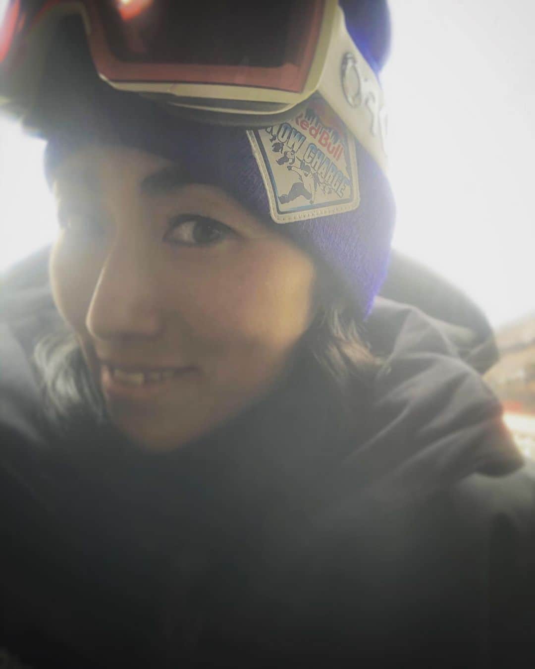 三星マナミのインスタグラム：「・ ・ @redbulljapan  #redbullsnowcharge   日本初開催となって以降 本土で開催されるゲームのMCを担当させてもらってきました🎤✨  が、、 初戦は会場を盛り上げに行くことは難しそうですっっ  また会場でお会いする日を楽しみにしてます💕  #運と度胸試しのダウンヒルレース ご参加される皆様のご健闘を心から祈ってます🙌  #くれぐれも感染予防対策は忘れずに🔥  医療従事者の方々に敬意を🙏 そして、様々なリスクヘッジしながら地域の方々、スノーラバー方々の為に大会運営される関係者の皆様に感謝を込めて✨  ===============  🔥2月21日　栂池高原スキー場 @tsugaike_kogen  🔥2月28日  キロロスノーワールド @kirororesort  🔥3月6日　　めいほうスキー場 @meihoresort  🔥3月14日　　舞子スノーリゾート @maikosnowresort  🔥3月27日  高鷲スノーパーク @takasu_snowpark   エントリーはこちらで検索✨ 【レッドブルスノーチャージ】  @gosnowresort   ============== #レッドブルイベント #mc #会場盛り上げ役 #上野眞奈美 #信州スノーリゾートアンバサダー #スキー #オリンピア #ソチ #ママアスリート #ウィンターシーズン」