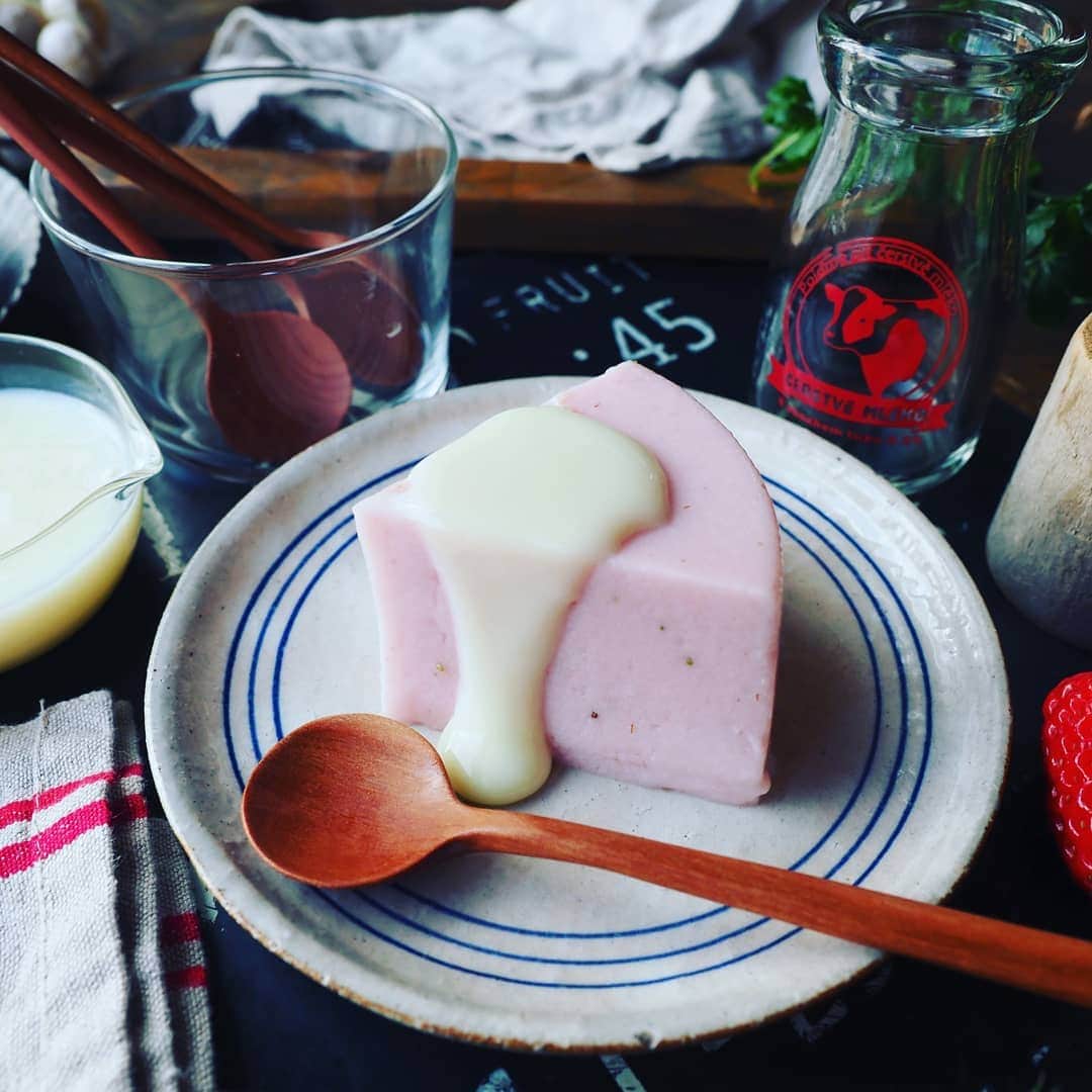 Michiko Maedaさんのインスタグラム写真 - (Michiko MaedaInstagram)「混ぜて冷やしてめちゃ簡単💕 ひな祭りにもおすすめな🎎💕 とろける練乳いちごぷりん😋🍮🍓  #練乳いちごぷりん#練乳いちごプリン #練乳いちご#いちごぷりん#いちご #いちごプリン#strawberry#練乳 #ひな祭り#ひな祭りレシピ #めちゃめちゃおすすめです❤️ #レシピは後程ブログにて #IGersJP#IGersjp#IGersj#クッキングラム#デリスタグラマー#おうちごはんlover#コッタ #lin_stagrammer#kurashiru#クッキングラム#クッキングラムアンバサダー#クオカ#エルグルメ#フーディーテーブル#おうちごはんlover#おうちごはん革命#おうちカフェ」2月16日 14時08分 - shana.mama