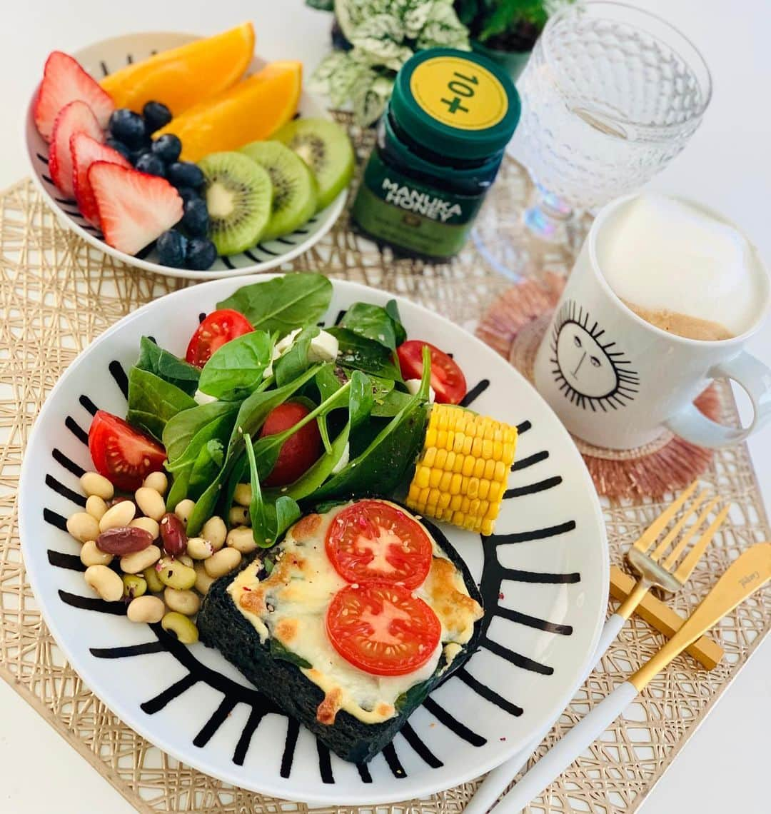 吉田玲奈さんのインスタグラム写真 - (吉田玲奈Instagram)「☀️🍽🥗🍞🍅 Today's brunch🍴 @rince017  竹炭ドライトマトの黒いパンに @vikingbakery2017  マヨネーズ ベビーリーフ チーズ トマト ろくすけの塩を乗せて 180℃のオーブンで5分ほど焼きました❥ とっても美味しい🍅🍞 付け合わせのサラダは🥗 #ほうれん草のベビーリーフ #トマト #モツァレラチーズ #豆 #とうもろこし #ローズふりかけ #胡麻油 #フルーツ盛り合わせ #いちご #オレンジ #ブルーベリー #キウイ #豆乳ラテ #ソイラテ #マヌカハニー #ブランチ #おうちごはん #あさごはんプレート  #おうちカフェ  #お家カフェ  #cutipol  #casapicone #お皿 #マグカップ #ビレロイボッホワイングラス  #reinaごはん」2月16日 14時08分 - reina.yoshida.ciel.1218