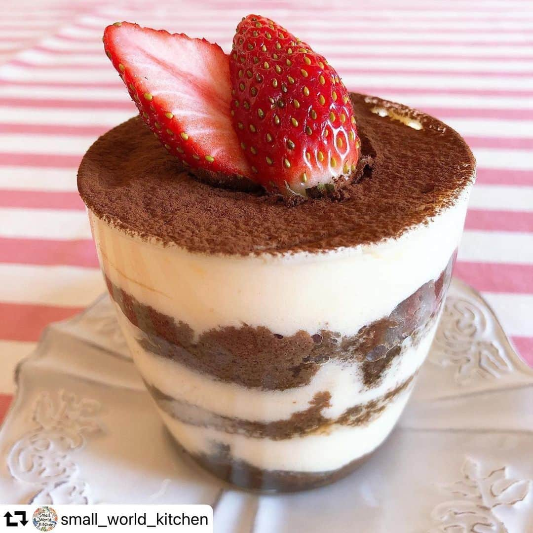 クスパさんのインスタグラム写真 - (クスパInstagram)「#repost @small_world_kitchen ・・・ 今日はまたティラミスケーキを作りました。レシピを最終調整中で、マスカルポーネクリームが余ったのでカップティラミスが1つ分できたのでおやつにぺろり。 ホールケーキではないので、スポンジにはコーヒーシロップをじゅわりと浸してティラミスらしく仕上げました。やっぱりこのティラミス、美味しい〜💕 今週中にはレシピが完成するかなと思います♡ . #カップティラミス #ティラミスケーキ  #ティラミス作り  #オンラインお菓子教室 #お料理教室東京 #お料理好き #おもてなし #エルグルメfoodcreator部  #テーブルコーディネート #手作りお菓子 #クスパ #おもてなし料理教室 #料理教室 #東京料理教室 #お料理教室 #お料理上手になりたい #海外料理教室 #オンラインレッスン #おもてなしメニュー #料理教室東京 #おもてなし料理 #ベターホーム #パーティー料理 #abcクッキング  #abccooking #クスパ #ホームメイドクッキング」2月16日 14時07分 - cookingschoolpark