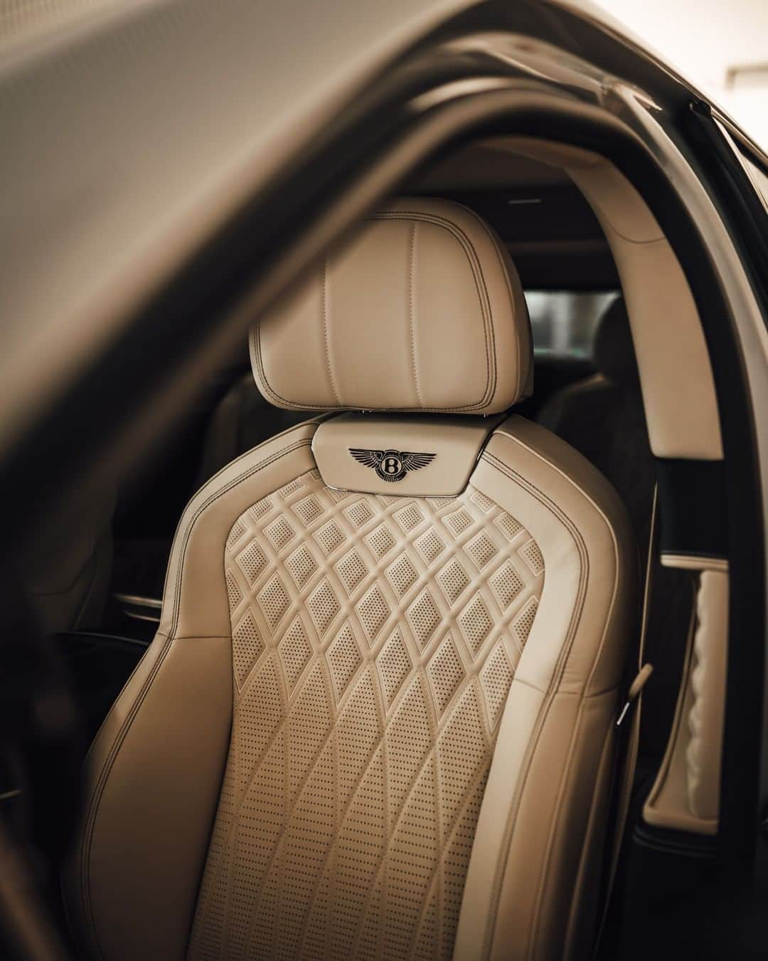 ベントレーさんのインスタグラム写真 - (ベントレーInstagram)「Why attend a gallery when you can get a work of art? The #NewFlyingSpur. #WorldOfBentley _ #Bentley Flying Spur WLTP drive cycle: combined fuel consumption: 19.1 mpg (14.8 l/100 km), combined CO₂: 337 g/km. Photos for @bentleyzug_official by @timm.jpeg」2月17日 1時00分 - bentleymotors