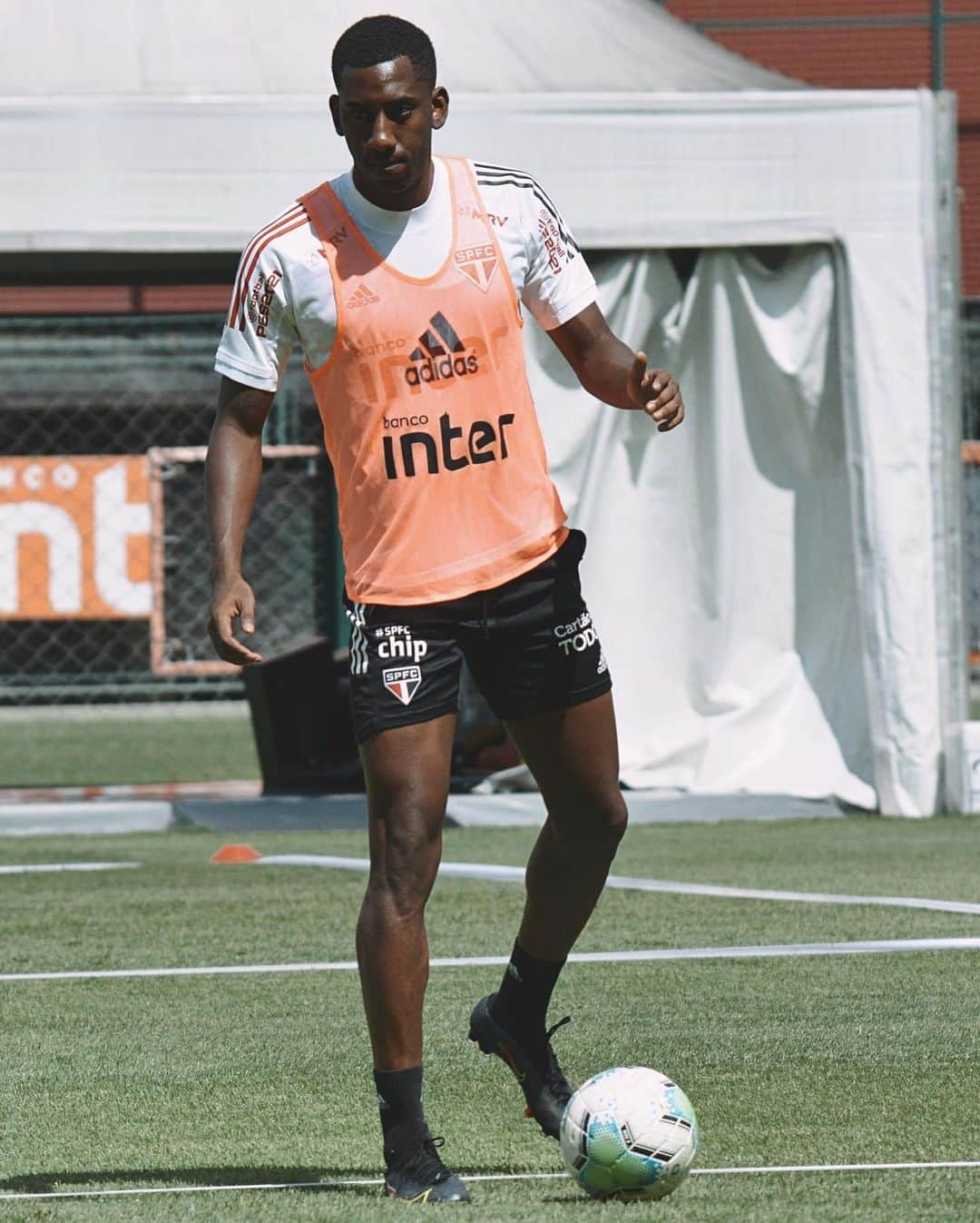 São Paulo FCさんのインスタグラム写真 - (São Paulo FCInstagram)「🔛 Por aqui, o time são-paulino segue preparação para o Choque-Rei! ⠀⠀⠀⠀⠀⠀⠀⠀⠀ #VamosSãoPaulo 🇾🇪 ⠀⠀⠀⠀⠀⠀⠀⠀⠀ 📸 Erico Leonan / saopaulofc」2月17日 1時00分 - saopaulofc