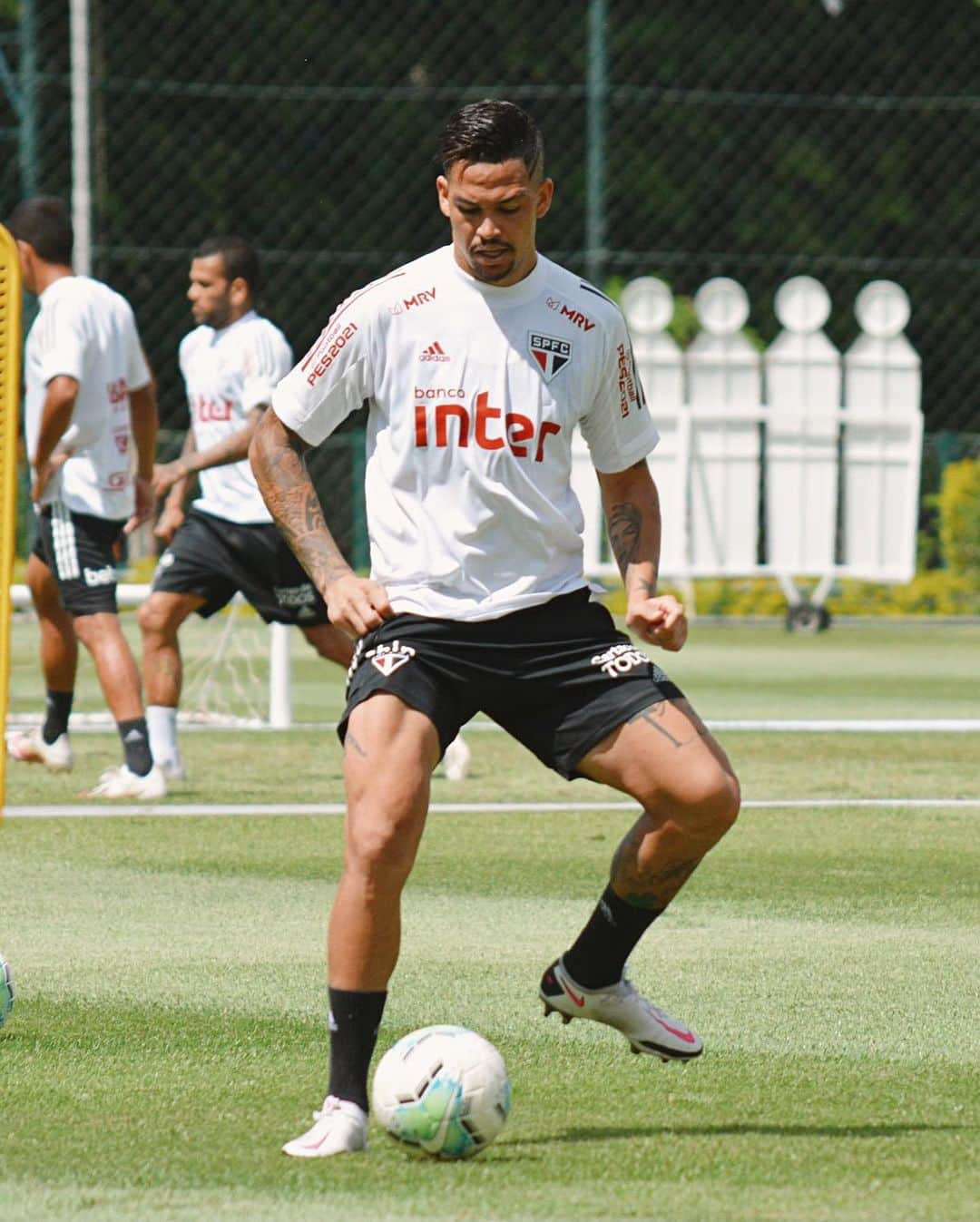 São Paulo FCさんのインスタグラム写真 - (São Paulo FCInstagram)「🔛 Por aqui, o time são-paulino segue preparação para o Choque-Rei! ⠀⠀⠀⠀⠀⠀⠀⠀⠀ #VamosSãoPaulo 🇾🇪 ⠀⠀⠀⠀⠀⠀⠀⠀⠀ 📸 Erico Leonan / saopaulofc」2月17日 1時00分 - saopaulofc