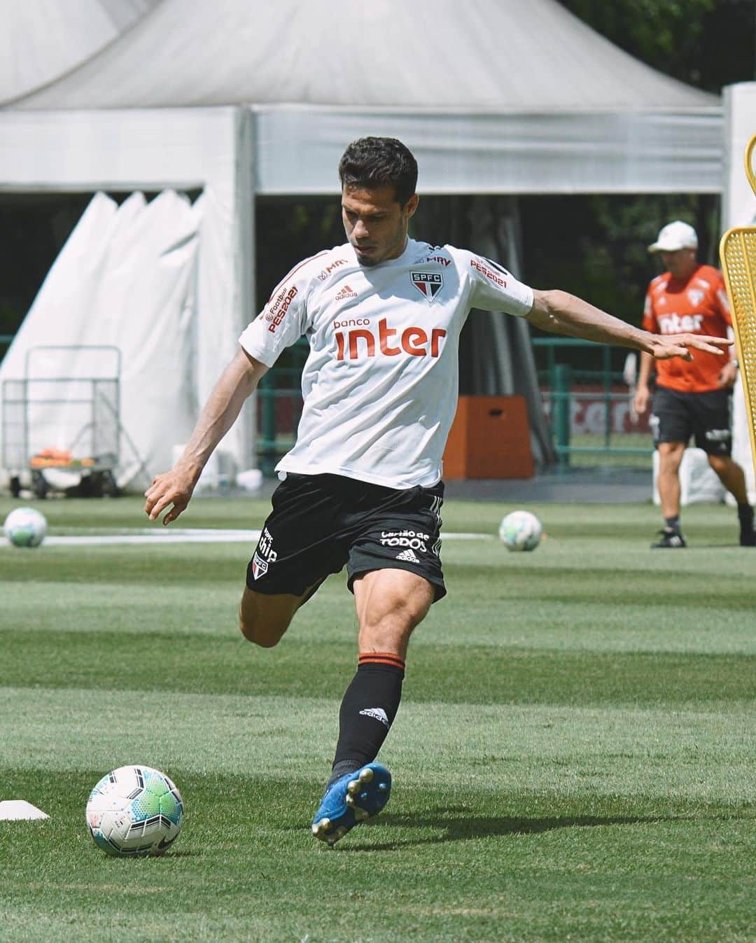 São Paulo FCさんのインスタグラム写真 - (São Paulo FCInstagram)「🔛 Por aqui, o time são-paulino segue preparação para o Choque-Rei! ⠀⠀⠀⠀⠀⠀⠀⠀⠀ #VamosSãoPaulo 🇾🇪 ⠀⠀⠀⠀⠀⠀⠀⠀⠀ 📸 Erico Leonan / saopaulofc」2月17日 1時00分 - saopaulofc