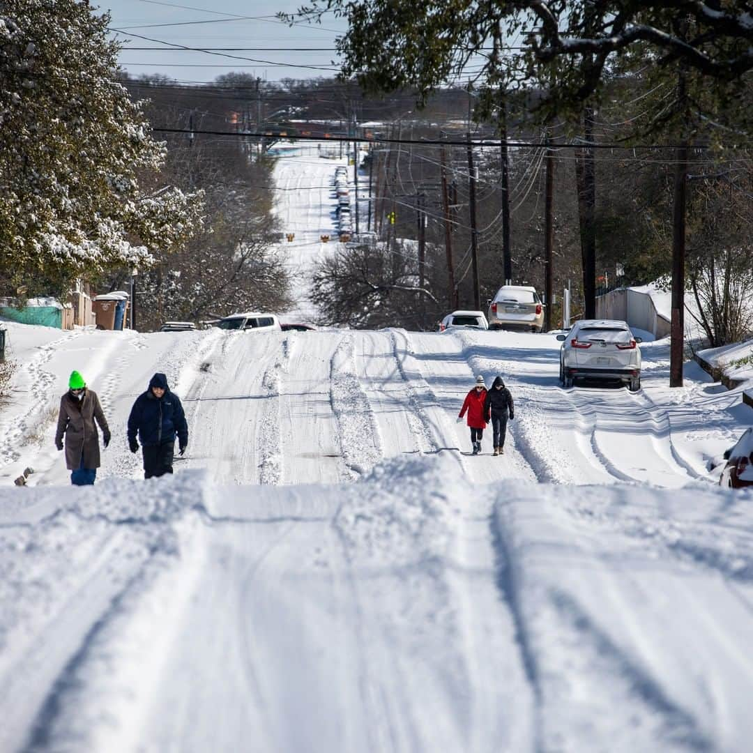 CNNさんのインスタグラム写真 - (CNNInstagram)「A winter storm that has pummeled much of the US — and blanketed parts of typically temperate states like Texas and Oklahoma in snow — will move through the Northeast on Tuesday. The low-pressure system has had a deadly impact: At least 15 people have died in weather-related vehicle accidents since the cold temperatures set in. In Oklahoma alone, 123 people were in the hospital Monday with weather-related injuries. About 200 million people remain under some sort of weather-related alert. "I'm almost certain that we are slowly watching one of the first billion-dollar weather disasters of 2021 unfold," CNN meteorologist Tyler Mauldin said. Swipe to see more photos of Austin, the capital of Texas, covered in snow ❄️ ➡️  (📸: Montinique Monroe/Getty Images)」2月17日 1時00分 - cnn