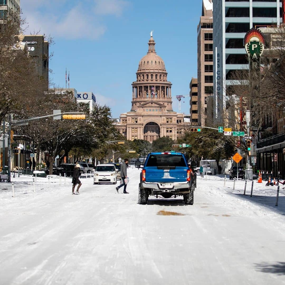 CNNさんのインスタグラム写真 - (CNNInstagram)「A winter storm that has pummeled much of the US — and blanketed parts of typically temperate states like Texas and Oklahoma in snow — will move through the Northeast on Tuesday. The low-pressure system has had a deadly impact: At least 15 people have died in weather-related vehicle accidents since the cold temperatures set in. In Oklahoma alone, 123 people were in the hospital Monday with weather-related injuries. About 200 million people remain under some sort of weather-related alert. "I'm almost certain that we are slowly watching one of the first billion-dollar weather disasters of 2021 unfold," CNN meteorologist Tyler Mauldin said. Swipe to see more photos of Austin, the capital of Texas, covered in snow ❄️ ➡️  (📸: Montinique Monroe/Getty Images)」2月17日 1時00分 - cnn