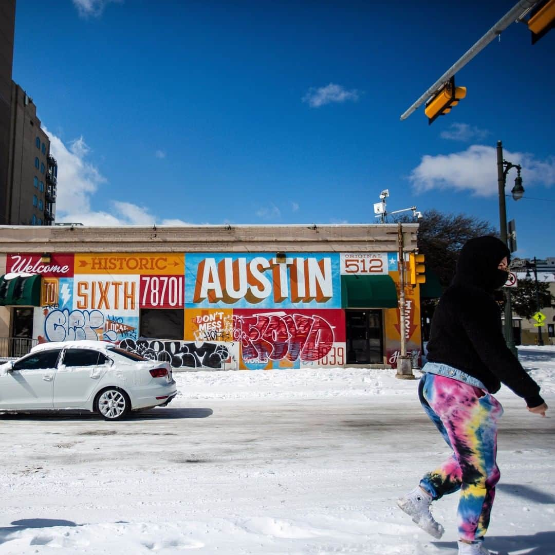 CNNさんのインスタグラム写真 - (CNNInstagram)「A winter storm that has pummeled much of the US — and blanketed parts of typically temperate states like Texas and Oklahoma in snow — will move through the Northeast on Tuesday. The low-pressure system has had a deadly impact: At least 15 people have died in weather-related vehicle accidents since the cold temperatures set in. In Oklahoma alone, 123 people were in the hospital Monday with weather-related injuries. About 200 million people remain under some sort of weather-related alert. "I'm almost certain that we are slowly watching one of the first billion-dollar weather disasters of 2021 unfold," CNN meteorologist Tyler Mauldin said. Swipe to see more photos of Austin, the capital of Texas, covered in snow ❄️ ➡️  (📸: Montinique Monroe/Getty Images)」2月17日 1時00分 - cnn