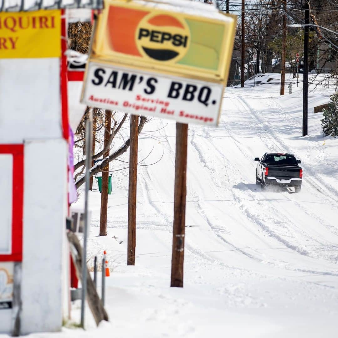 CNNさんのインスタグラム写真 - (CNNInstagram)「A winter storm that has pummeled much of the US — and blanketed parts of typically temperate states like Texas and Oklahoma in snow — will move through the Northeast on Tuesday. The low-pressure system has had a deadly impact: At least 15 people have died in weather-related vehicle accidents since the cold temperatures set in. In Oklahoma alone, 123 people were in the hospital Monday with weather-related injuries. About 200 million people remain under some sort of weather-related alert. "I'm almost certain that we are slowly watching one of the first billion-dollar weather disasters of 2021 unfold," CNN meteorologist Tyler Mauldin said. Swipe to see more photos of Austin, the capital of Texas, covered in snow ❄️ ➡️  (📸: Montinique Monroe/Getty Images)」2月17日 1時00分 - cnn