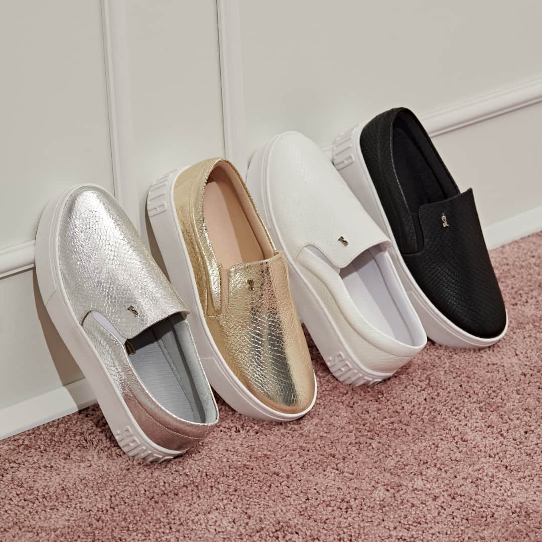 Santa Lollaのインスタグラム：「Não basta estar confortável, tem que estar atualizada também! Esse slip on combina o mood comfy com a textura de cobra, aposta perfeita para te acompanhar no dia a dia. [ R$149,90 cada ] #santalollaverao21 #shiny #slipon #bestsellerSL」