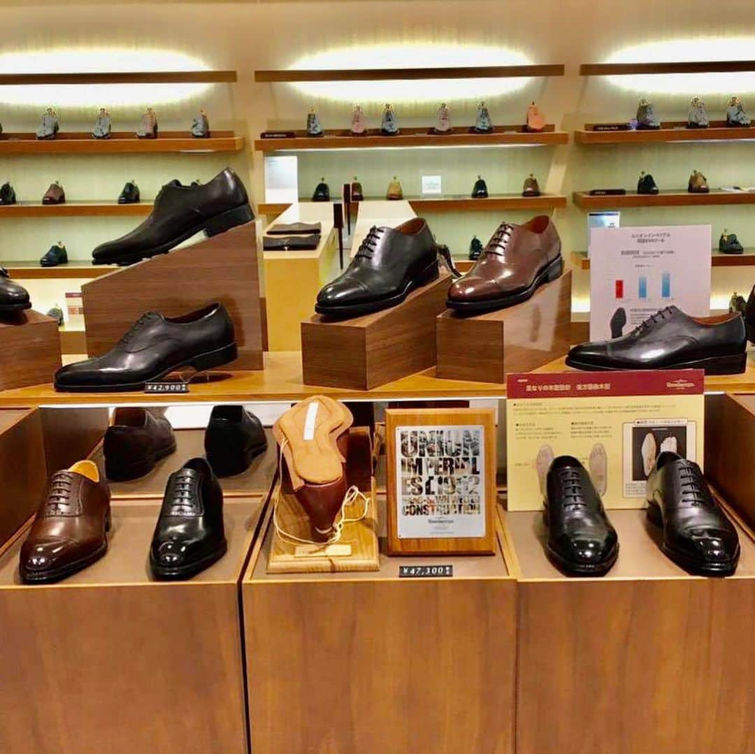 ユニオンインペリアルのインスタグラム：「2月17日より名鉄百貨店メンズ館1F 紳士靴売り場にてユニオンインペリアルフェアを開催しております！  ユニオンインペリアルフェア期間　 2月17日（水）〜　3月9日（火）  フェア期間中にお買い上げいただいたお客様には UNIONIMPERIAL オリジナルシューホーンをプレゼントさせていただきます!!  フランス🇫🇷アノネイ社のレザーについて、靴を製作した残りの部分を有効活用したシューホーンになります。世界でも最高級クラスのレザーになりますので艶感が素晴らしく美しいです！ @tanneriedannonay   #unionimperial  #ユニオンインペリアル  #名鉄百貨店  #名鉄百貨店メンズ館  #名鉄百貨店メンズ館1階  #handsewnwelted  #ハンドソーンウェルテッド  #ハンドソーンウェルテッド製法  #グッドイヤーウェルト製法  #グッドイヤーウェルテッド  #goodyearwelted  #革靴倶楽部  #革靴好きと繋がりたい  #断然革靴派」