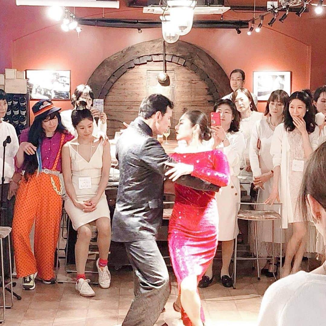 間々田佳子のインスタグラム：「タンゴダンサーは体の軸を大事にする タンゴは相手との距離感が超密 0cmの時もある  そこで大事なことが 体の軸なのです❗️ 軸がないとぶつかって 昔はよくパートナーと喧嘩していました 今だったら喧嘩しないで楽しく練習できると思うな〜 軸ができたころから 自分がどうしたいのかもなんとなく明確になって 振る舞い方も明確に✨  体を整えているだけなのですが 自分自身を整えている とても不思議な感覚があります  そこを皆さんに伝えたい！ ーーーーーーーーーーーー 無料LINEライブのお知らせ ーーーーーーーーーーーー  今回は初の試み！ コアフェイストレーニング ジュニアインストラクター 家田寧子と2人で配信します！  家田は40kgのダイエットに成功したものの、 顔だけシワクチャになり周りには前のほうが良かったと 言われショックを受けた経験があります。  彼女が色々な努力をして、現在シュッとした秘訣を聞きながら 一緒に顔のトレーニング「コアフェイストレーニング」を紹介します。  ぜひみなさん、一緒に楽しみましょう！！  配信は2/18（木）20時～ https://live.line.me/channels/4686676/upcoming/15965949 こちらにアクセスしてくださいね♪  ーーーーーーーーーーーー マイメソッドアカデミー ーーーーーーーーーーーー 年齢を重ねるほど素敵になりたい女性たちが集まる 顔のオンライン講座  ●大好評　月４回月謝制講座 3月から新クラススタート 月曜日初級 20:00- 担当：家田 土曜日初級 10:00- 担当：伊藤  ●コアフェイストレーニング（顔の筋トレ）オンライン講座１回90分 3月7日（日）10:00- 担当：間々田  ●Jr.インストラクター養成講座 4期　4月16.17.23.24日 5期　7月16.17.18.19日 6期　10月8.9.10.11日  詳しくは このインスタグラムの プロフィールURLへ  #間々田佳子 #コアフェイストレーニング」