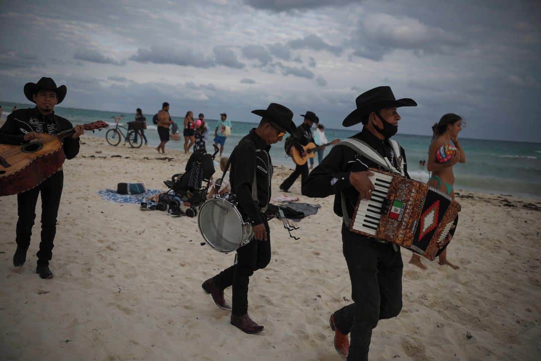 ルモンドのインスタグラム：「« Ne dites pas à mon patron que je suis au Mexique », confie, sous couvert d’anonymat, une comptable espagnole de 31 ans, qui vient de débarquer dans la station balnéaire de Tulum, sur la Riviera Maya (sud-est). Les mesures sanitaires locales, plutôt permissives face à la pandémie de Covid-19, attirent les étrangers qui fuient les restrictions dans leur propre pays. Au point que le Mexique s’est hissé du septième au troisième rang mondial des nations les plus prisées en ces temps de coronavirus. Le pari, qui permet au secteur touristique de mieux résister à la crise, semble néanmoins risqué.⁣ ⁣ Le télétravail a été la planche de salut de cette employée d’une grande entreprise à Barcelone : « Je ne supportais plus le couvre-feu dans mon appartement. » C’est l’absence de restriction de voyage et l’envie de soleil qui l’ont incitée, fin janvier, à s’envoler pour le Mexique. La comptable travaille à distance dès 3 heures du matin, décalage horaire oblige. « A partir de midi, c’est la liberté à la plage ! »⁣ ⁣ -⁣ Sur la Playa del Carmen, dans l’Etat de Quintana Roo (Mexique), le 5 janvier. Photo : EMILIO ESPEJEL / @apnews」