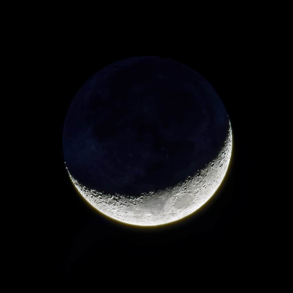 KAGAYAさんのインスタグラム写真 - (KAGAYAInstagram)「今日の宵の月です。 花粉に弱いわたしがくしゃみをしながら撮影してるのを、月が笑っているようでした。 今日もお疲れさまでした。 #moon  #sonyalpha #α7riv」2月16日 23時31分 - kagaya11949