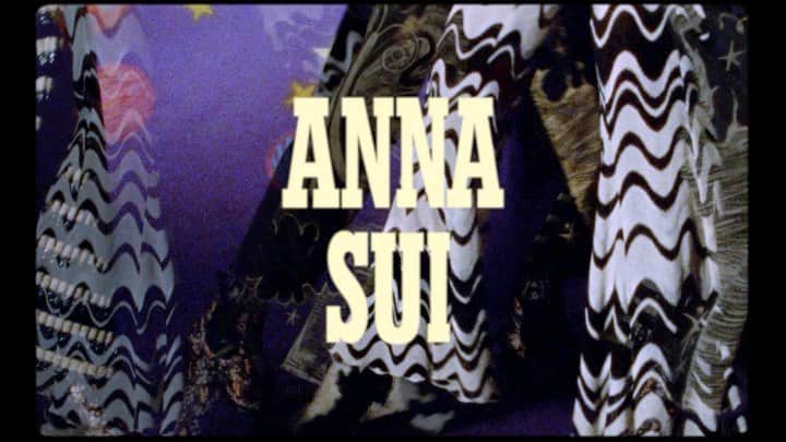 アナスイのインスタグラム：「Introducing, Anna Sui's Fall Winter 2021 Collection, "Phantasmadelic." You can view the collection now on @cfda's #RUNWAY360 through the link in our bio. #AnnaSuiFW21 #FW21  Film Credits: Directed by: @jswonders  Starring: @laraparkk @issalish @hannegabysees @_dilone @crispiccone Hair: @garren  Makeup by: @patmcgrathreal  Cinematography: @andgavazzi  Producer: @isamermaidsui Lighting: @johnizarpate AC: @famot247 Grip: @vsnyfilms」