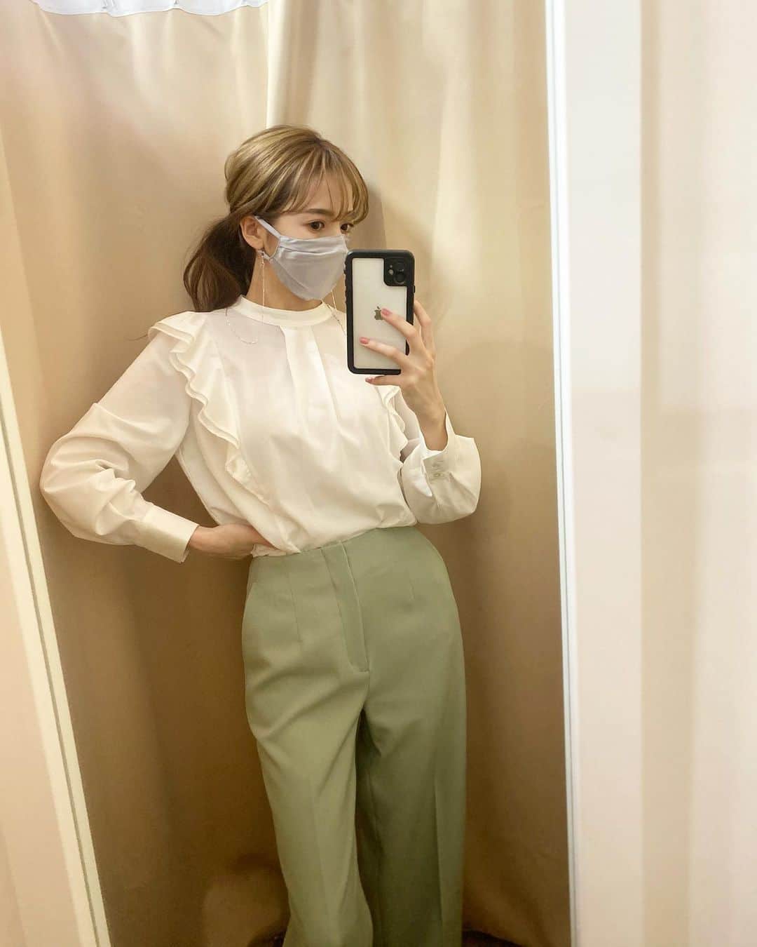 平木愛美のインスタグラム：「先日、babyが生後２ヶ月をむかえ、産後はじめての撮影でした。⚪️  マスクをつけてだって、 "人と会える" ってすごくhappyなことなんだなって🕊🤍  今は誰にでも気軽に会えるわけでもなくなってしまったけど、  それでもやっぱり素敵な洋服を着て、メイクをして〜てしたら 簡単にhappyな気分になってしまったりするし💕  この"マスク"も誰かにとってのそんなアイテムとなれたら嬉しいなぁ。と。  素材感、おしゃだよ。ふふふ。  写真はグレーですが、わたし推しのエクリュカラーもあります。いやあでもカラーはどれもかなりこだわって５色展開全部おすすめだなぁ。笑  可愛いんです。つけると、わくわくしてしまうんです。 ちょっとのご近所へのお散歩も、楽しくなってしまう。✨ もう間もなく！近日発売です。💎 . . . こんな世の中で。皆さん、元気されてますか？💫🪐 産後のママは特にホルモンのバランスだったり、お仕事を休み、社会から孤立したようなそんな気持ちにもなりやすかったり。ましてや妊娠中〜出産、産後と、面会だったり色々NG、お腹の中のbabyや産まれたベビーが心配でろくに外出もできなかったり人に会えなかったり。なかなかひとりにならざるをえないこの時代。  母にかぎらず。みんな。きっと色々と我慢されてる、日々。  大丈夫かな？ 今もし辛い思いをしてたら、ぎゅーしたい！ こんなときなので、むずかしいけど、心で抱きつく！！！←  息を詰まらせすぎず、みんなで共有したりして、リラックスして、辛い時にはつらーい！悲しいー！って泣いて、ハッピーなことには素直にめいいっぱい幸せ感じて、楽しもう〜！✨✨  そんな私自身も、babyが生まれ、愛しくて可愛くて。幸せいっぱい💞💕👶🏻 ただそれだけなはずなのにやっぱりなぜか、どこか 漠然と焦りや不安を感じてる自分がふときっといたり  新生児の頃からよく寝てくれるほうで、あんまりぐずらないし、、全然大変じゃなく育児をしてる💫🌟 気持ちなんだけれどでも自分でも気づかないところで、 基本まいにちただひたすら家に籠る、こもりつつもすることはいっっっぱいある👱🏼‍♀️と… 外へたくさん出かける、お仕事を全力でがんばったり楽しい仲間とともにだったり、新たな出会いや挑戦な日々な👨🏼 そのギャップに、、、色々できてない自分はダメなんじゃないかと感じてしまったり。たぶん"羨ましさ"みたいなものもあったり。  今までもこれからも、ずっと。一番に応援しているので、出会ってからこの数年、年齢を重ねるほどにどんどん活躍し大きくなってく旦那さんの姿は凄くすごく誇らしく心から嬉しいのですが✨✨  そういうメンタルになってしまうこともふとある。 でも基本的には、 babyを産み、育ててる。それだけでママは立派💘偉い！ て自分に言って甘やかしております。笑 あとは全体的に楽観的で、完璧じゃなくずぼらで、ゆるい！てきとーです🕺笑  日々成長してしまうbabyの"今"の時間は尊くて 一緒にいられるこの時間がすごーーーく幸せで 愛しい。🥲🤍🤍🤍 そうすると、べびとこんなにいっぱい一緒にいれる自分、羨ましい🤤💕って。笑  といいつつ、👨🏼も日中ほぼいたりおうち時間もたくさんで笑、そしてべびにも。変わらず私にも。愛をいっぱいくれること、とっても嬉しかったり感謝です。ありがとう。🌟 . . . 何がよくて、何がNGなのかも曖昧な時代。 こんな時だからこそ、誰かを責めたり批判したりに目を向けず、"正しい""正義"をふりかざさず、優しい気持ちを大切に、感謝を忘れず、あたたかく生きたいなあ。と感じます。  本質。ってなかなかわかってるようでわからないもの、とくにＳＮＳや溢れる情報の中でのリアルなところってほんの一部で  本当に大切なことを見失わないようにいたいなって。 そうじゃないと、限りある時間。もったいないっ！ 大切な人たちへの愛にかける気持ちを時間をたっぷりと。🤍  #愛」